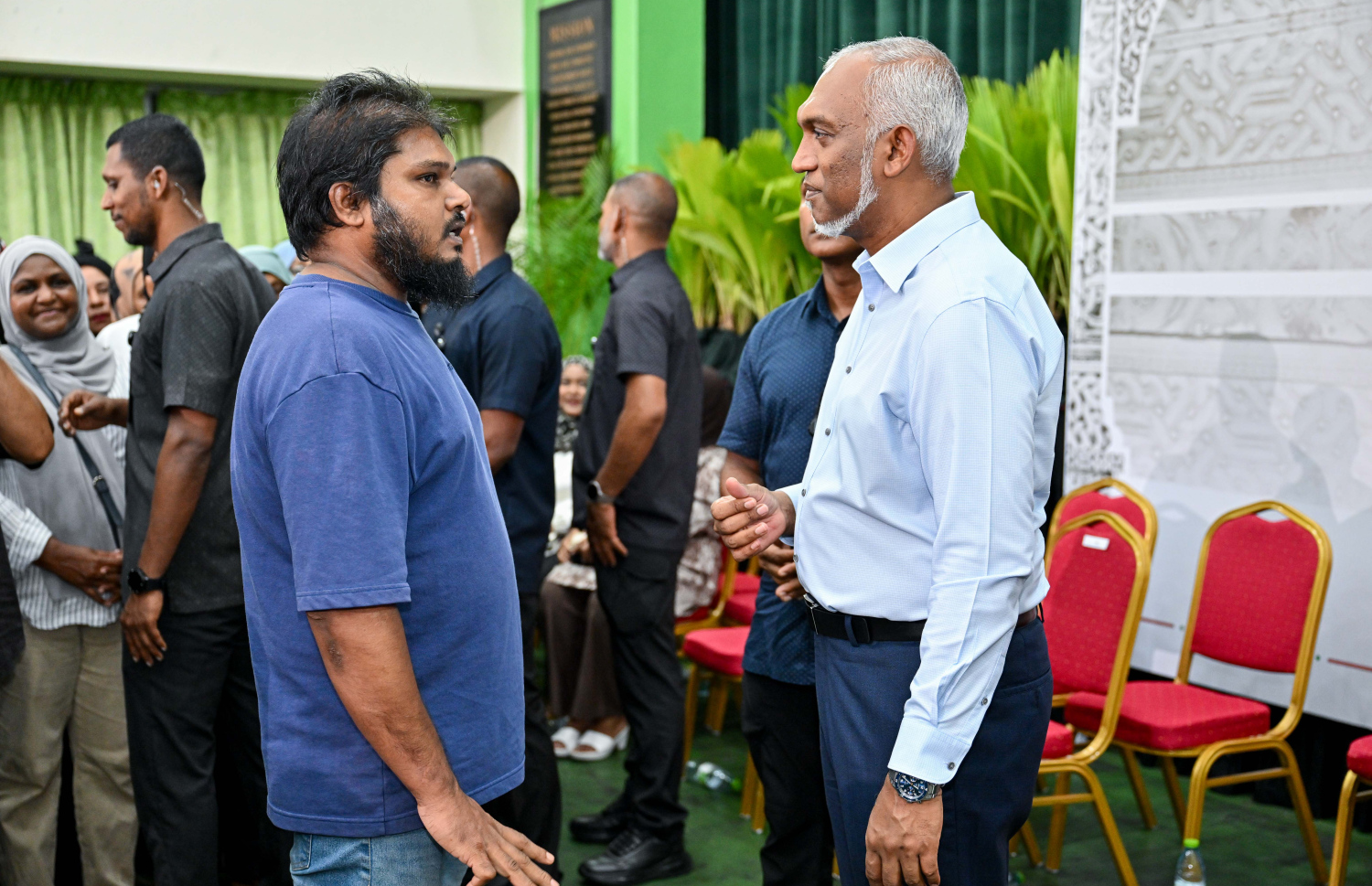 ރައީސް މުއިއްޒު ހެންވޭރުގެ ރައްޔިތުންނާ ބައްދަލުކުރައްވަން ބޭއްވި ބައްދަލުވުމަށްފަހު ރައީސް މީހަކާ ވާހަކަ ދައްކަވަނީ ---ފޮޓޯ: ރައީސް އޮފީސް