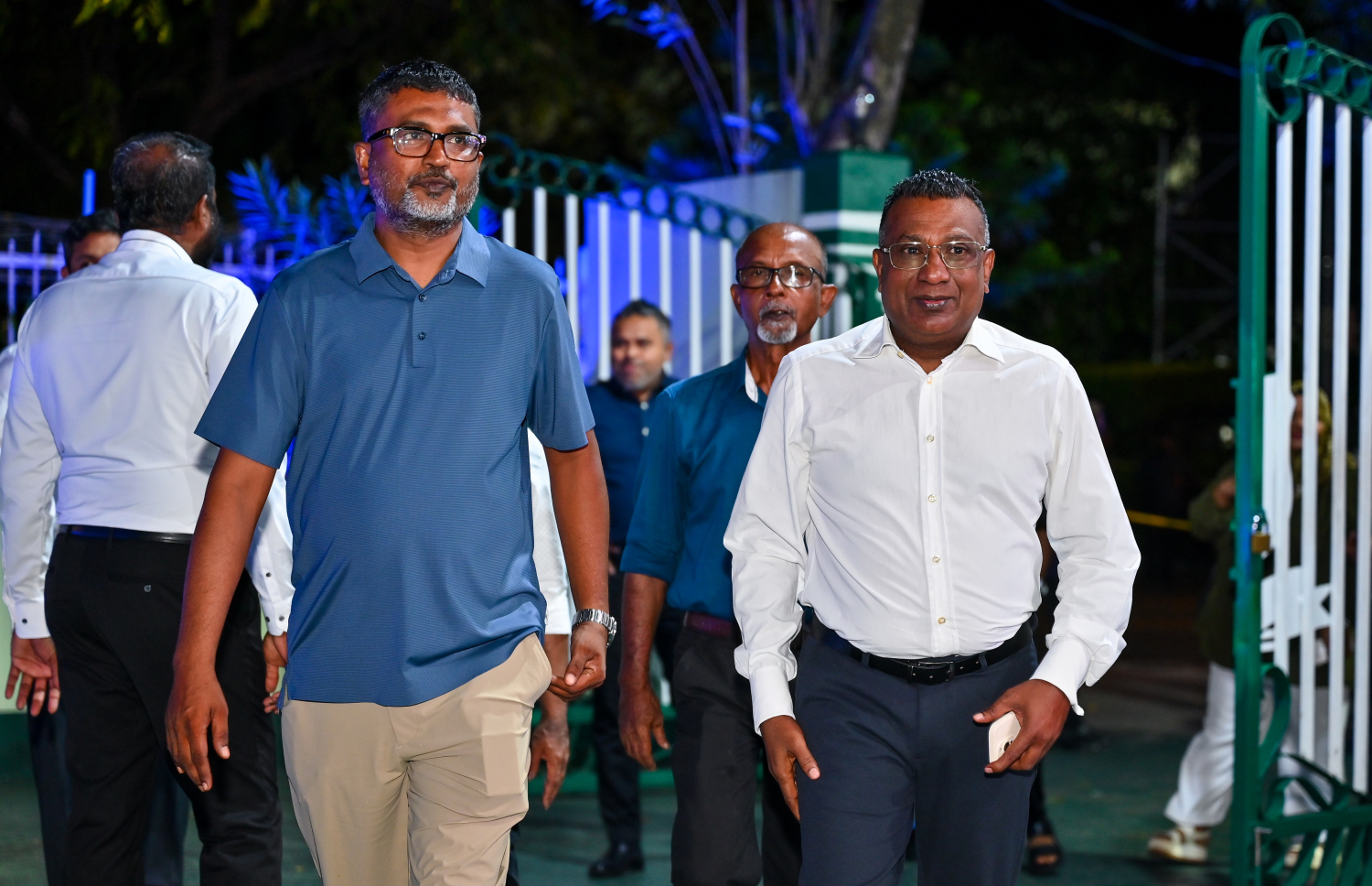ރައީސް މުއިއްޒު ހެންވޭރުގެ ރައްޔިތުންނާ ބައްދަލު ކުރެއްވުމަށް ބޭއްވި ޖަލްސާއަށް ކާށިދޫ ދާއިރާގެ ކުރީގެ މަޖިލިސް މެމްބަރު އަބްދުﷲ ޖާބިރު ވަޑައިގަންނަވަނީ -- ފޮޓޯ: ފަޔާޒު މޫސާ | މިހާރު