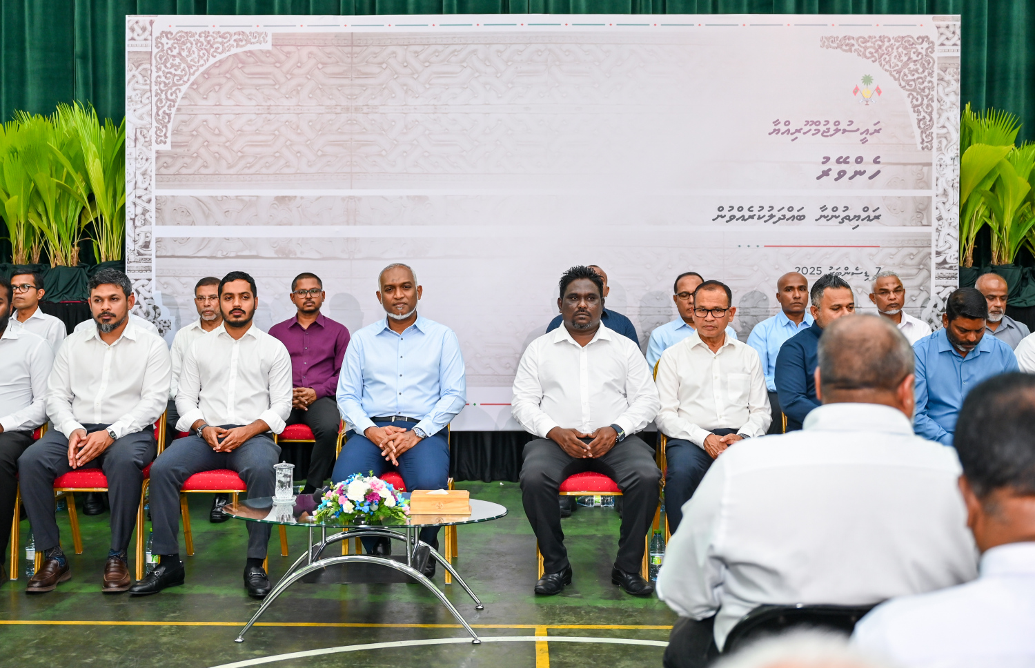 ހެންވޭރުގެ ރައްޔިތުންނާ ބައްދަލު ކުރެއްވުމަށް ބޭއްވި ޖަލްސާގައި ރައީސް ޑރ މުހައްމަދު މުއިއްޒާއި ހެންވޭރުގެ މަޖިލިސް މެމްބަރުން އަދި ވަޒީރުން ބައިވެރިވެ ވަޑައިގަންނަވަނީ -- ފޮޓޯ: ފަޔާޒު މޫސާ | މިހާރު