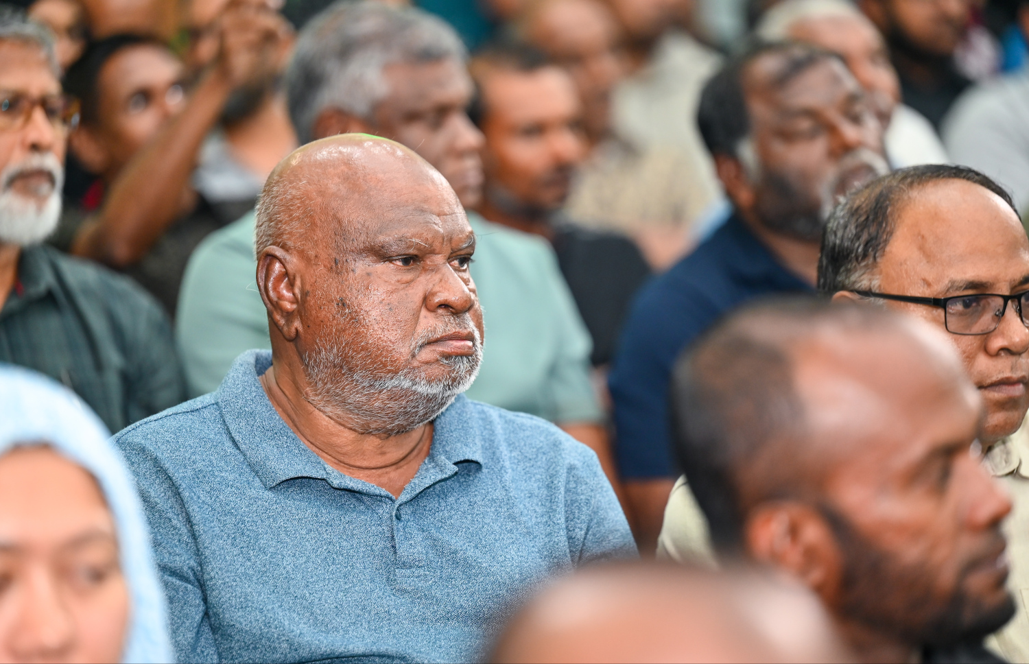 ރައީސް މުއިއްޒު ހެންވޭރުގެ ރައްޔިތުންނާ ބައްދަލުކުރައްވަން ބޭއްވި ބައްދަލުވުމުގައި ހެންވޭރަށް ނިސްބަތްވާ ބައެއް  ރައްޔިތުން ބައިވެރިވަނީ -- ފޮޓޯ: ފަޔާޒު މޫސާ | މިހާރު