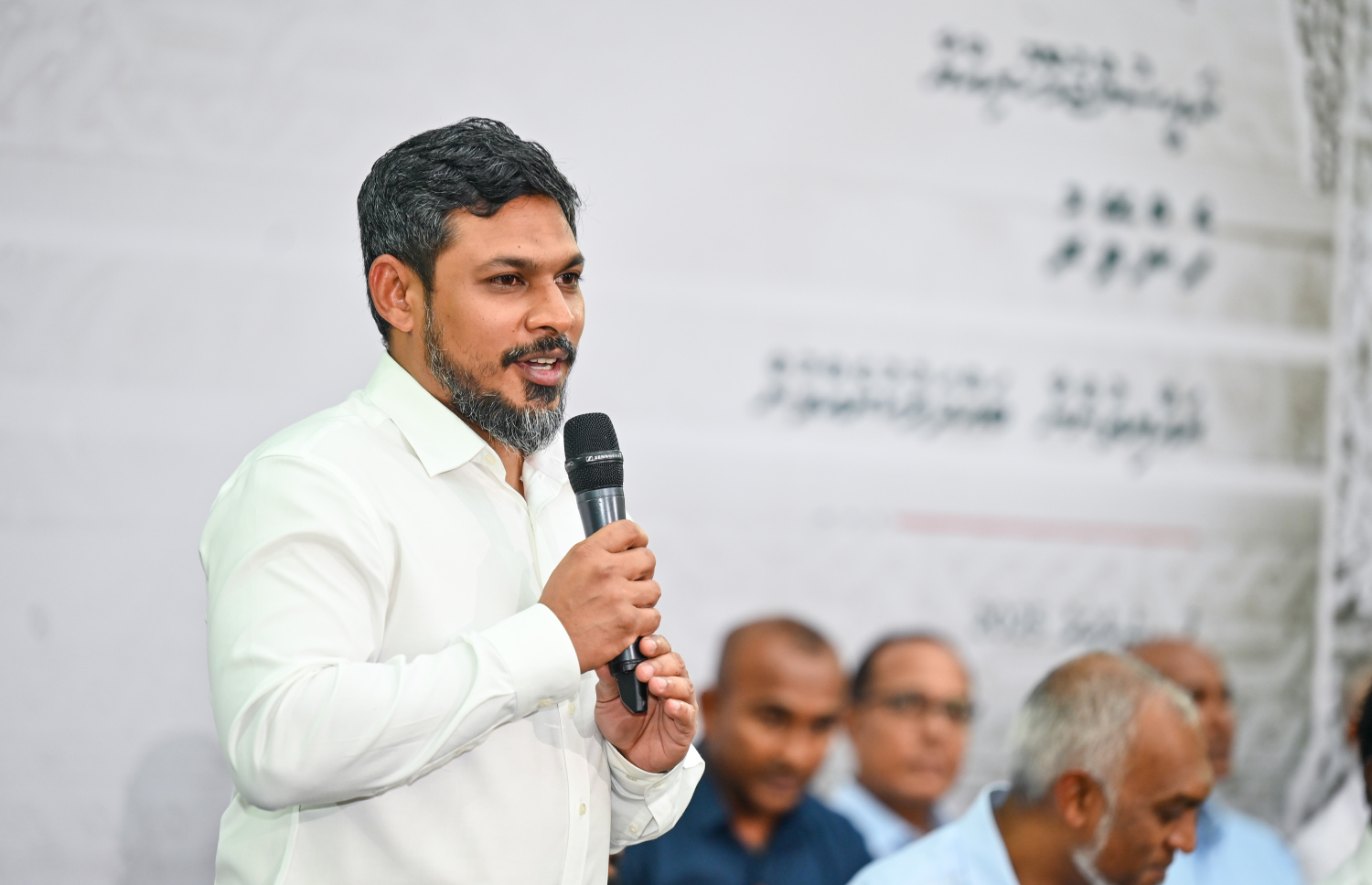 ހެންވޭރުގެ ރައްޔިތުންނާ ބައްދަލުކުރައްވަން ރައީސް މުއިއްޒު ބޭއްވެވި ބައްދަލުވުމުގައި ހެންވޭރު ދެކުނު ދާއިރާ މެމްބަރު އިމްރާން ލަޠީފް ވާހަކަ ދައްކަވަނީ .---ފޮޓޯ: ފަޔާޒު މޫސާ| މިހާރު