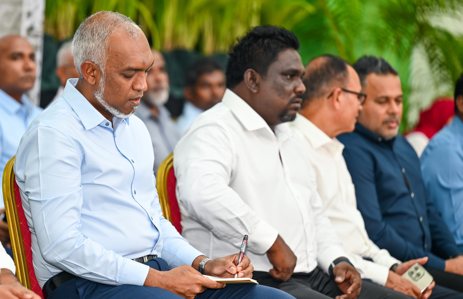 ހެންވޭރުގެ ރައްޔިތުންނާ ބައްދަލުކުރައްވަން ރައީސް މުއިއްޒު ބޭއްވެވި ބައްދަލުވުމުގައި އާންމުންގެ ސުވާލުތައް ރައީސް ނޯޓްކުރައްވަނީ .---ފޮޓޯ: ފަޔާޒު މޫސާ| މިހާރު