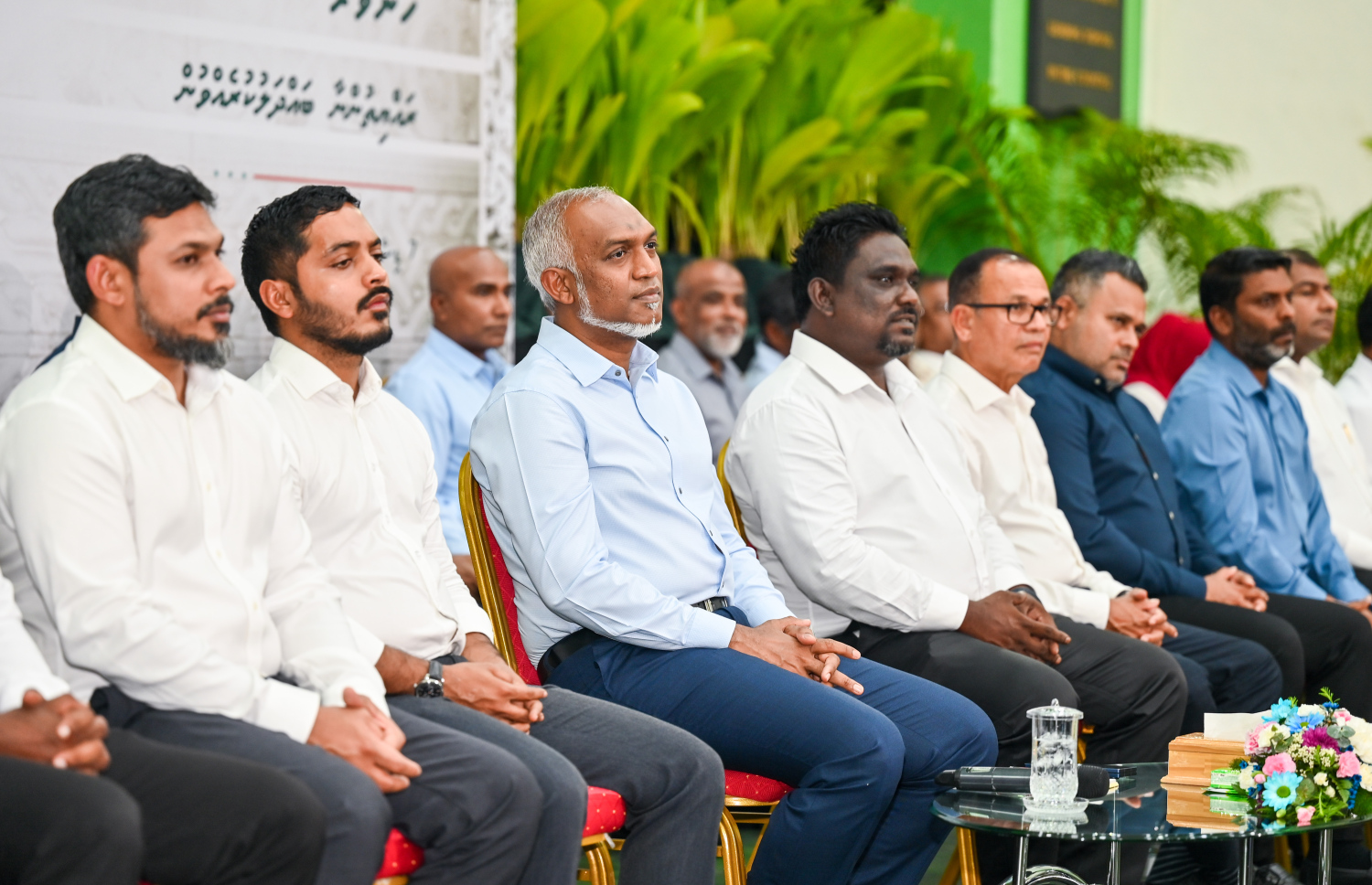 ހެންވޭރުގެ ރައްޔިތުންނާ ބައްދަލުކުރައްވަން ރައީސް މުއިއްޒު ބޭއްވެވި ބައްދަލުވުމުގައި އާންމުންގެ ސުވާލުތައް އެ މަނިކުފާނު އަޑުއައްސަވަނީ.---ފޮޓޯ: ފަޔާޒު މޫސާ| މިހާރު