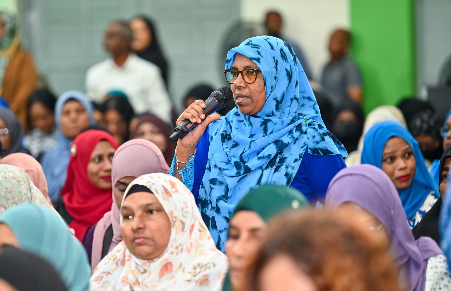 ހެންވޭރުގެ ރައްޔިތުންނާ ބައްދަލުކުރައްވަން ރައީސް މުއިއްޒު ބޭއްވެވި ބައްދަލުވުމުގައި އާންމުންގެ މީހަކު ސުވާލުކުރަނީ -- ފޮޓޯ: ފަޔާޒު މޫސާ | މިހާރު