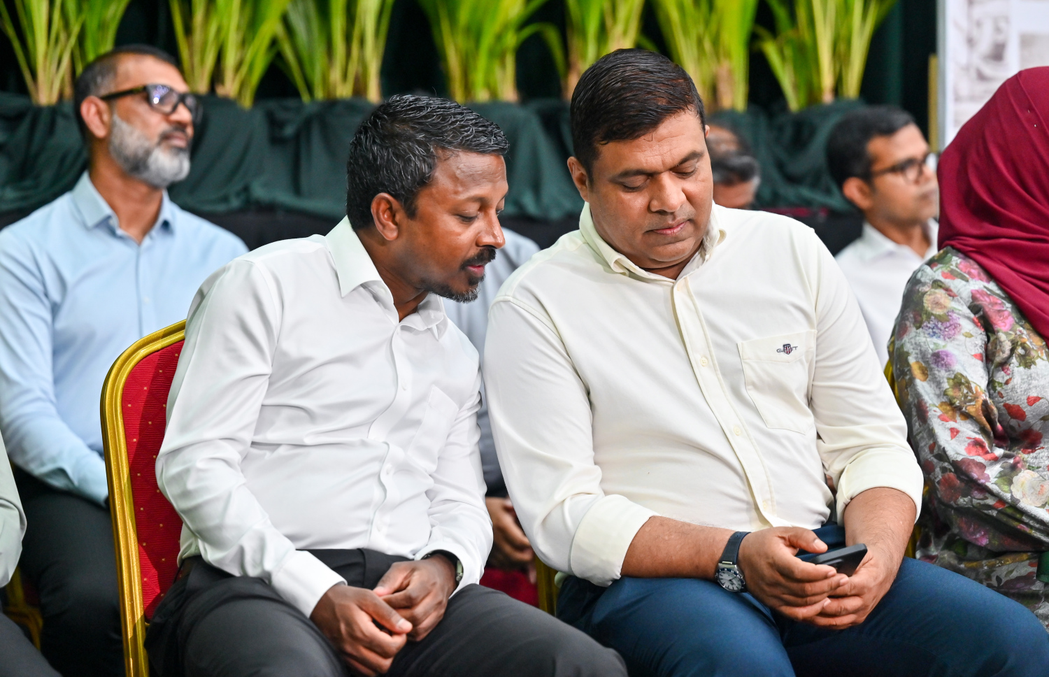 ރައީސް މުއިއްޒު ހެންވޭރުގެ ރައްޔިތުންނާ ބައްދަލުކުރައްވަން ބޭއްވެވި ބައްދަލުވުމުގައި އެޓާނީ ޖެނެރަލް އުޝާމާއި ޓްރާންސްޕޯޓް މިނިސްޓަރު އަމީން ބައިވެރިވެވަޑައިގަންނަވަނީ ---ފޮޓޯ: ފަޔާޒު މޫސާ| މިހާރު