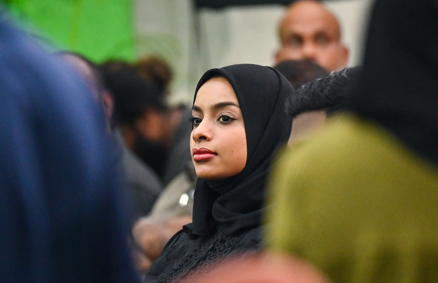 ރައީސް މުއިއްޒު ހެންވޭރުގެ ރައްޔިތުންނާ ބައްދަލުކުރައްވަން ބޭއްވި ބައްދަލުވުމުގައި ހެންވޭރަށް ނިސްބަތްވާ ބައެއް ރައްޔިތުން ބައިވެރިވަނީ -- ފޮޓޯ: ފަޔާޒު މޫސާ | މިހާރު