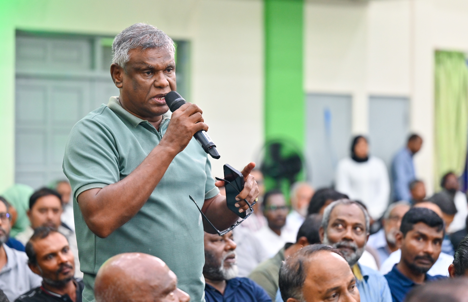 ހެންވޭރުގެ ރައްޔިތުންނާ ބައްދަލުކުރައްވަން ރައީސް މުއިއްޒު ބޭއްވެވި ބައްދަލުވުމުގައި އާންމުންގެ މީހަކު ސުވާލުކުރަނީ -- ފޮޓޯ: ފަޔާޒު މޫސާ | މިހާރު