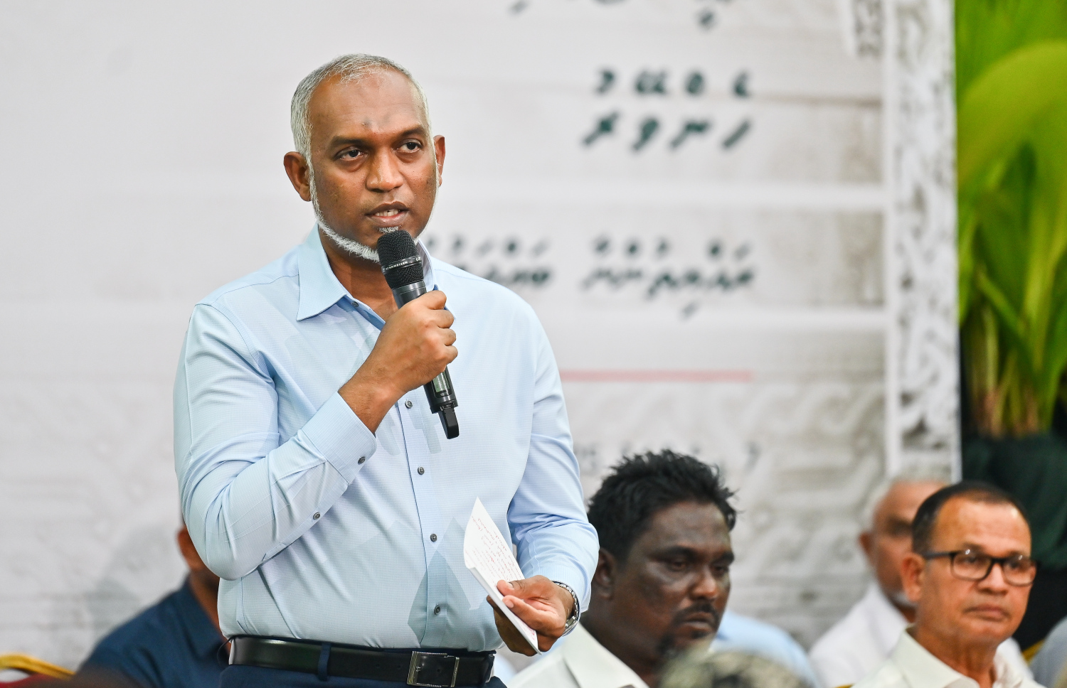 ހެންވޭރުގެ ރައްޔިތުންނާ ބައްދަލުކުރައްވަން ރައީސް މުއިއްޒު ބޭއްވެވި ބައްދަލުވުމުގައި ރައީސް ވާހަކަފުޅު ދައްކަވަނީ .---ފޮޓޯ: ފަޔާޒު މޫސާ| މިހާރު