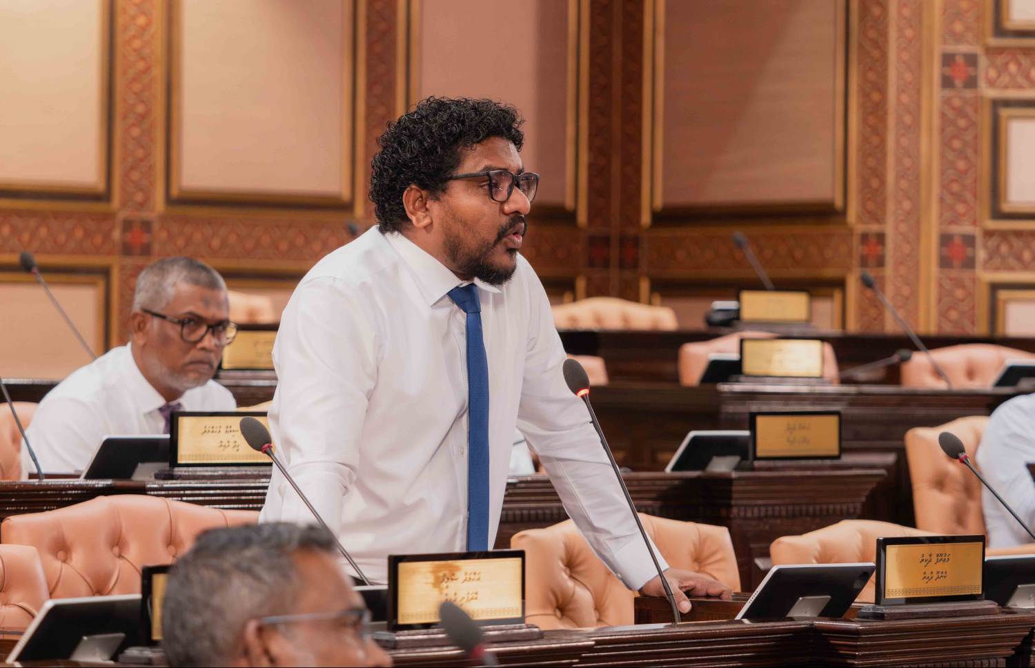 ކެންދޫ ދާއިރާގެ މެންބަރު މައުރޫފް ޒާކިރު ރައްޔިތުންގެ މަޖިލީހުގެ ޖަލްސާއެއްގައި ވާހަކަ ދައްކަވަނީ.