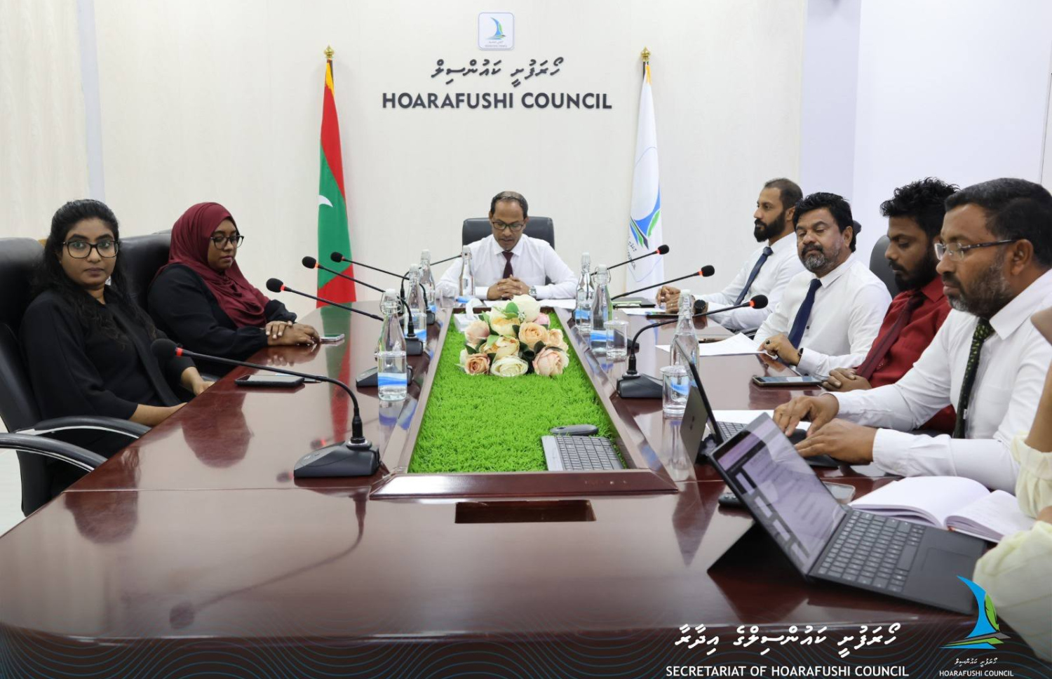 ހޯރަފުށި ކައުންސިލްގެ ބައްދަލުވުމެއް ކުރިއަށް ގެންދަނީ.---ފޮޓޯ: ހޯރަފުށި ކައުންސިލް އިދާރާ