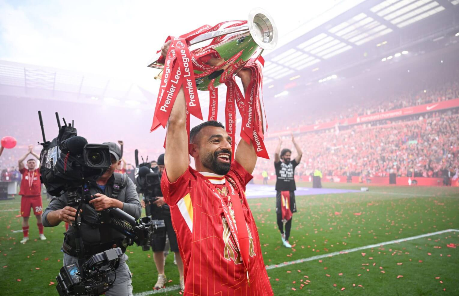 މި އަހަރު ޕްރިމިއާ ލީގުގެ ތަށި ކާމިޔާބު ކުރުމަށް ފަހު ސަލާހް އުފާފާޅު ކުރަނީ: ޓީމުގައި އޭނާގެ މަގާމު މިހާރު ވަނީ ގެއްލިފަ --- ފޮޓޯ: ގެޓީ އިމޭޖްސް