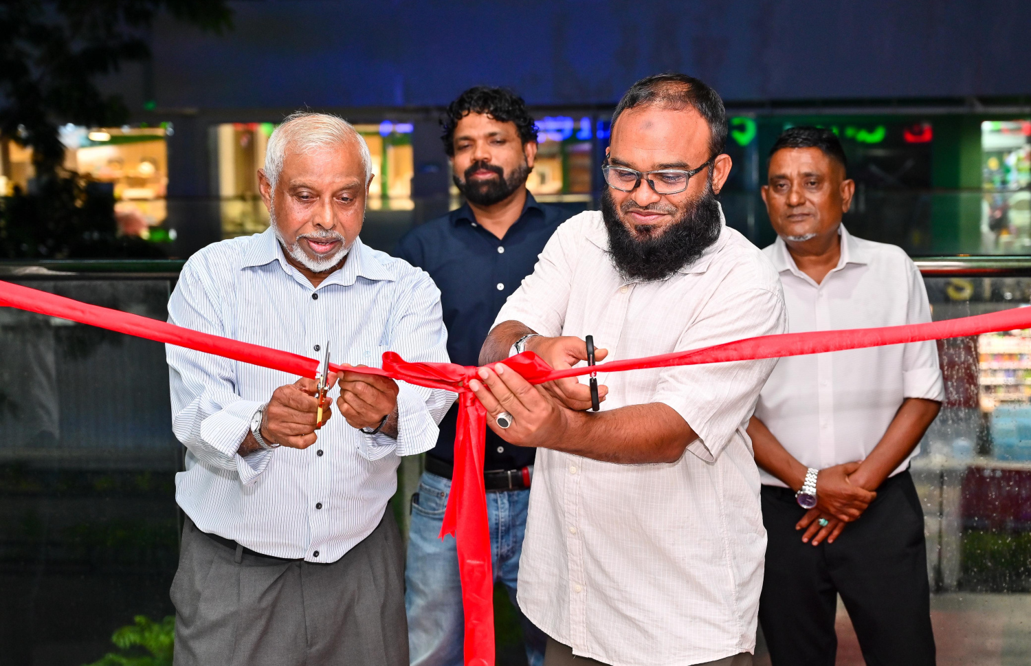 ހުޅުމާލެ އުތުރު ދާއިރާގެ މެންބަރު ހުސައިން ޝަރީފް (ކ) އާއި އީވް ކްލިނިކުގެ ޗެއާމަން ހުސެއިން މުހައްމަދު ފުޅު  އާ ކްލިނިކް ހުޅުއްވައިދެއްވަނީ. -- ފޮޓޯ: ފަޔާޒް މޫސާ | މިހާރު