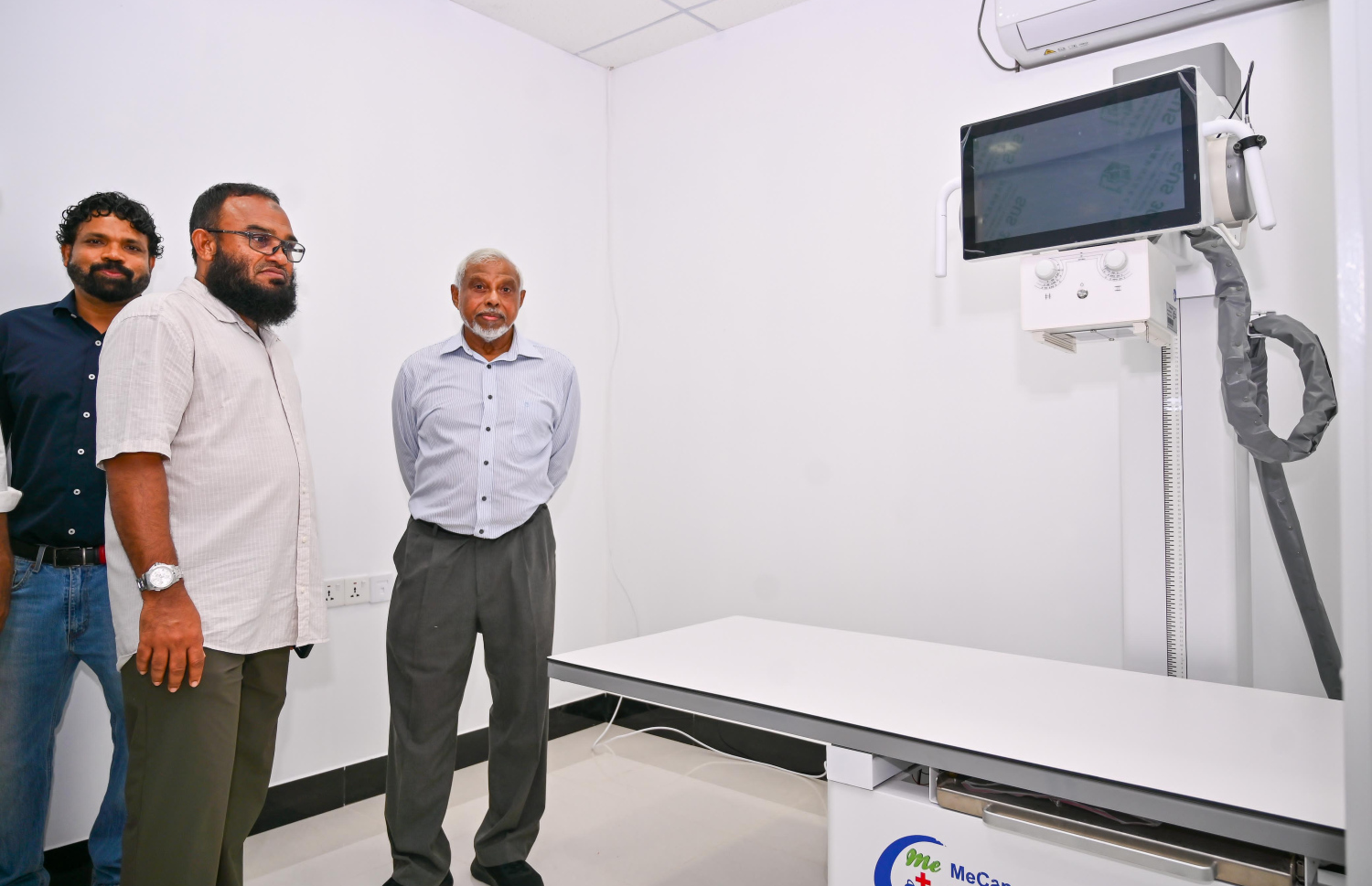 އީވް ކްލިނިކްގެ  ޗެއާމަން ހުސެއިން މުހައްމަދު ފުޅު (ކ) ހުޅުމާލެ އުތުރު ދާއިރާގެ މެންބަރު ހުސައިން ޝަރީފާ އެކު ކްލިނިކް ބައްލަވާލައްވަނީ. -- ފޮޓޯ: ފަޔާޒް މޫސާ | މިހާރު