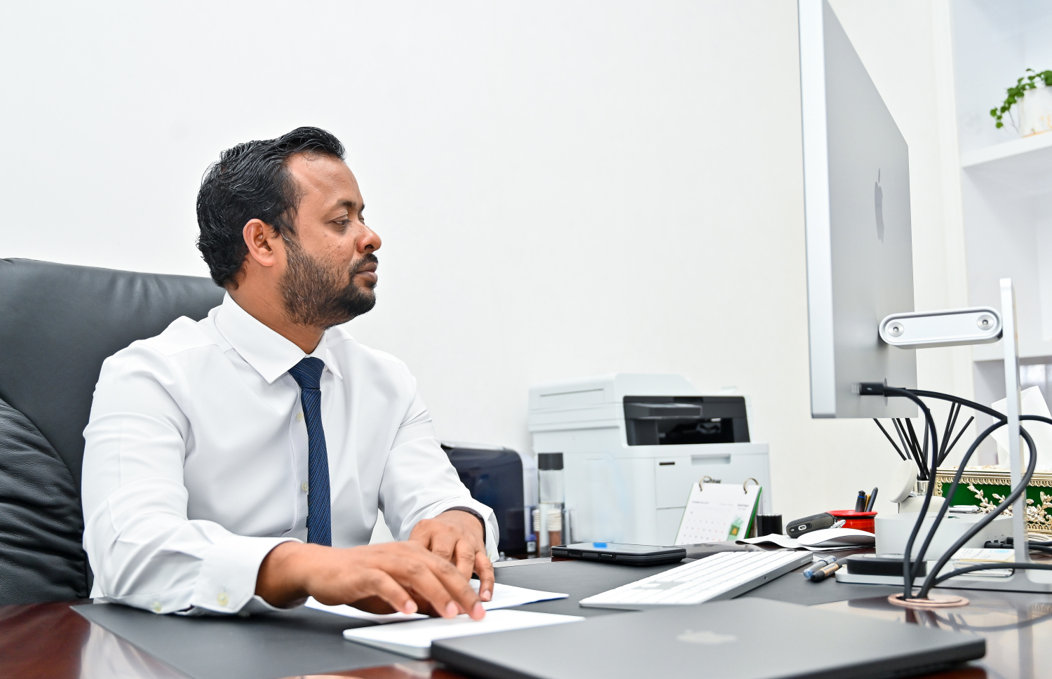 ހައުސިން މިނިސްޓަރު ޑރ. އަބްދުﷲ މުއްތަލިބު-- ފޮޓޯ: ފަޔާޒު މޫސާ | މިހާރު