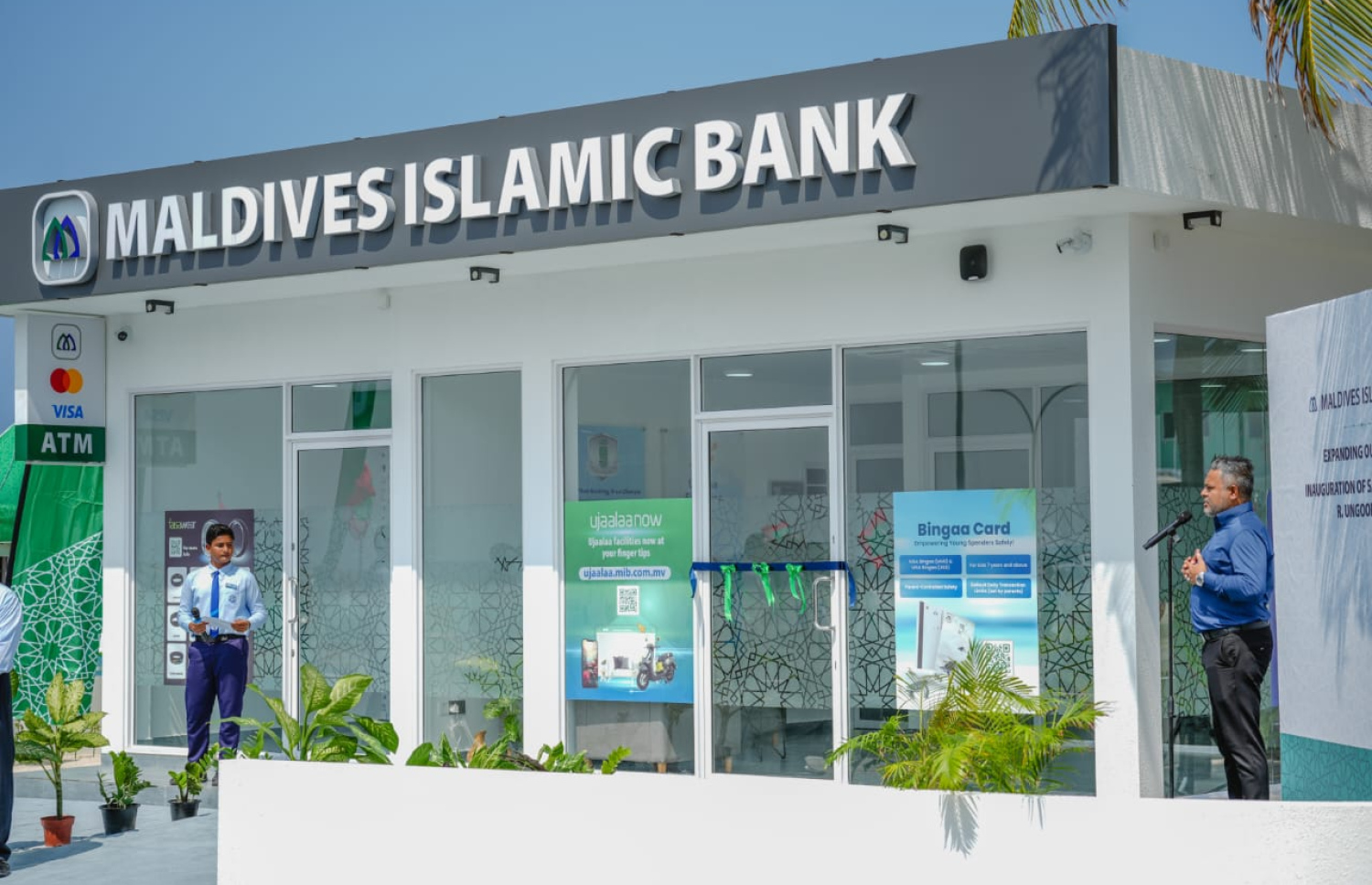 އެމްއައިބީގެ ސޭލްސް ސެންޓަރު އުނގޫފާރުގައި ހުޅުވުމަށް ބޭއްވި ރަސްމިއްޔާތު: އެ ބޭންކުން ވަނީ ރ. އަތޮޅާއި ހއ. އަތޮޅަށް ހިދުމަތްތައް ފުޅާ ކޮށްފައި --- ފޮޓޯ/އެމްއައިބީ