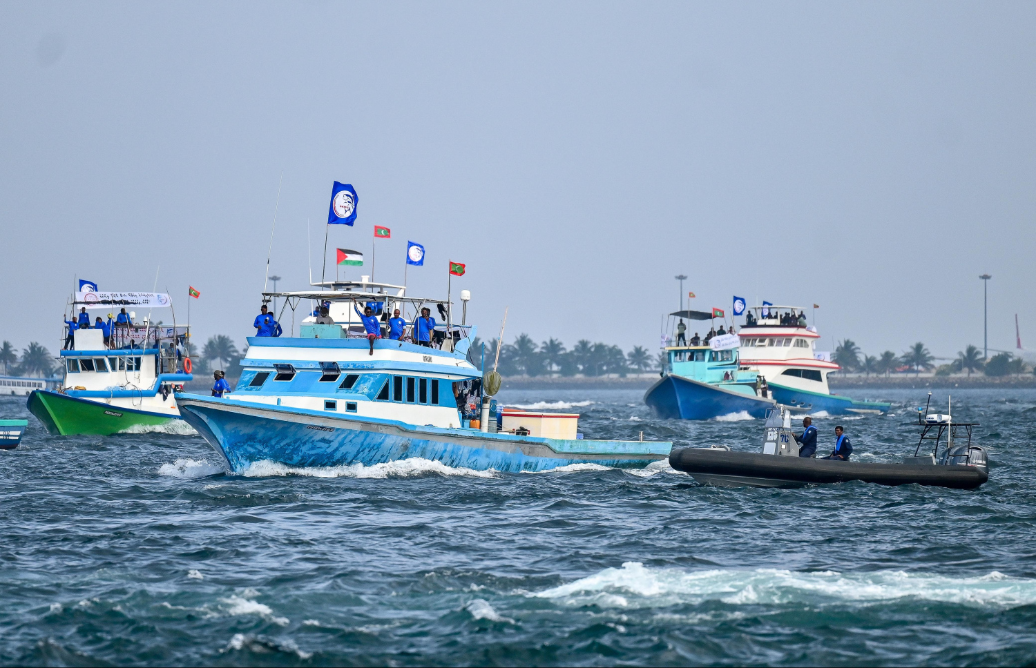 ބޮޑުކަންނެލި މަސްވެރިންގެ އިހުތިޖާޖުގައި ބައިވެރިވާ މަސްވެރިން ތިބި ދޯނިތައް، މާލޭ ފަޅަށް ވަނަ ނުދޭން ކޯސްޓްގާޑްގެ ސިފައިން ހުރަސް އަޅަނީ. --  ފޮޓޯ: ފަޔާޒު މޫސާ | މިހާރު