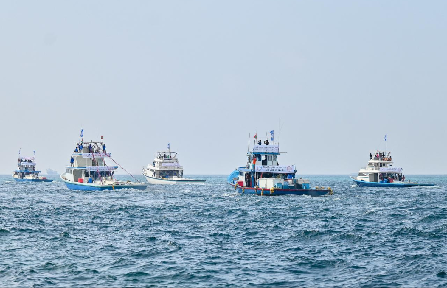 ބޮޑުކަންނެލި މަސްވެރިންގެ އިހުތިޖާޖުގައި ބައިވެރިވާ ބައެއް މަސްވެރިން ތިބި ދޯނިތައް މާލޭ ބޭރުގައި. --  ފޮޓޯ: ފަޔާޒު މޫސާ | މިހާރު