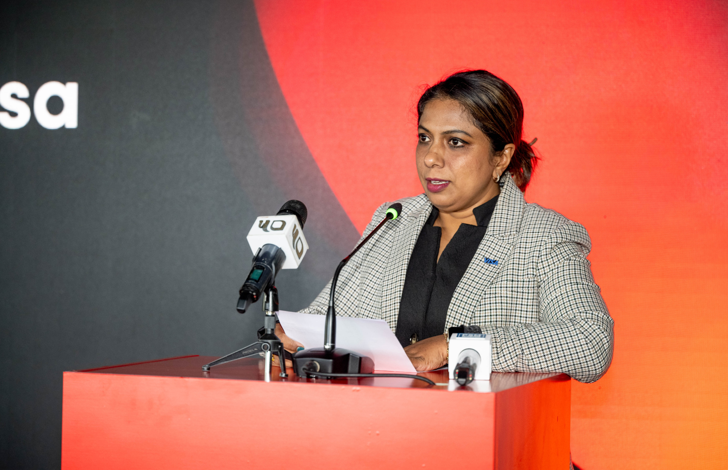 ވިސާ އިން ރާއްޖެ އާއި ސްރީ ލަންކާ އަށް ކަނޑައަޅާފައި ހުންނަވާ ކަންޓްރީ މެނޭޖަރު، އަވަންތި ކޮލަމްބަގެ މިއަދުގެ ރަސްމިއްޔާތުގައި ވާހަކަ ދައްކަވަނީ.---ފޮޓޯ: ނިޝާން އަލީ| މިހާރު