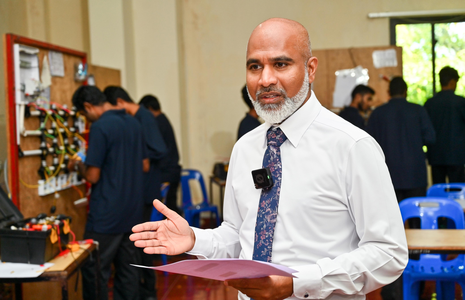 އެޑިއުކޭޝަން މިނިސްޓަރު ޑރ. ޝަފީއު، "މިހާރު"އަށް އިންޓަވިއު ދެއްވަނީ.-- ފޮޓޯ: ފަޔާޒު މޫސާ/ މިހާރު