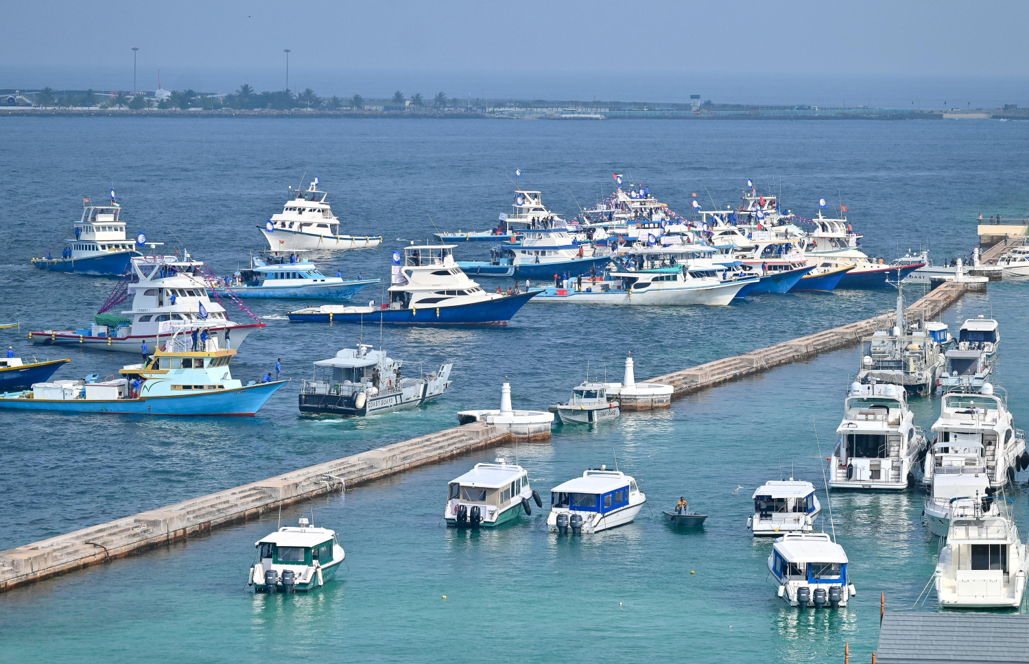 ބޮޑުކަންނެލި މަސްވެރިންގެ އިހުތިޖާޖުގައި ބައިވެރިވާ ބައެއް މަސްވެރިން ތިބި ދޯނިތައް މާލޭ ބޭރުގައި: ފުލުހުންނާ ސިފައިން ވަނީ މާލޭ ފަޅަށް ދޯނިތައް ވަނަނުދީ ހުއްޓުވާފައި -- ފޮޓޯ: ފަޔާޒު މޫސާ | މިހާރު