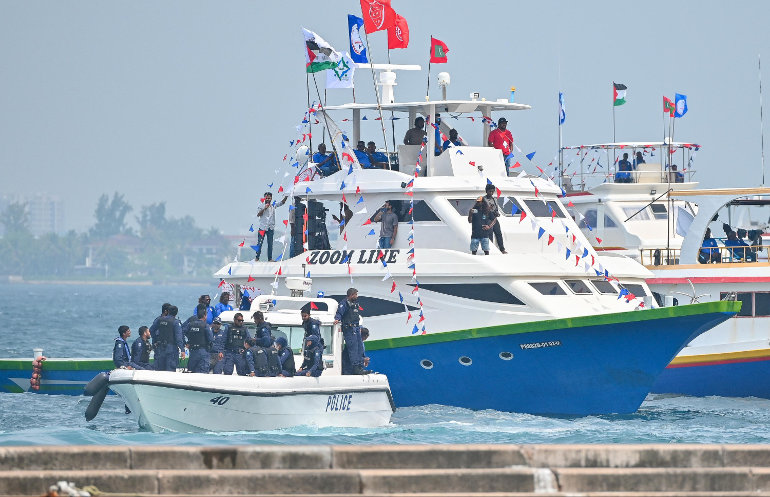 އިހުތިޖާޖްގައި ބައިވެރިވާ ބޮޑުކަންނެލި މަސްވެރިން ތިބި ދޯނިފަހަރުގެ ކައިރީގައި ފުލުހުން ހަރަކާތްތެރިވަނީ. ފޮޓޯ: ފަޔާޒް މޫސާ/މިހާރު