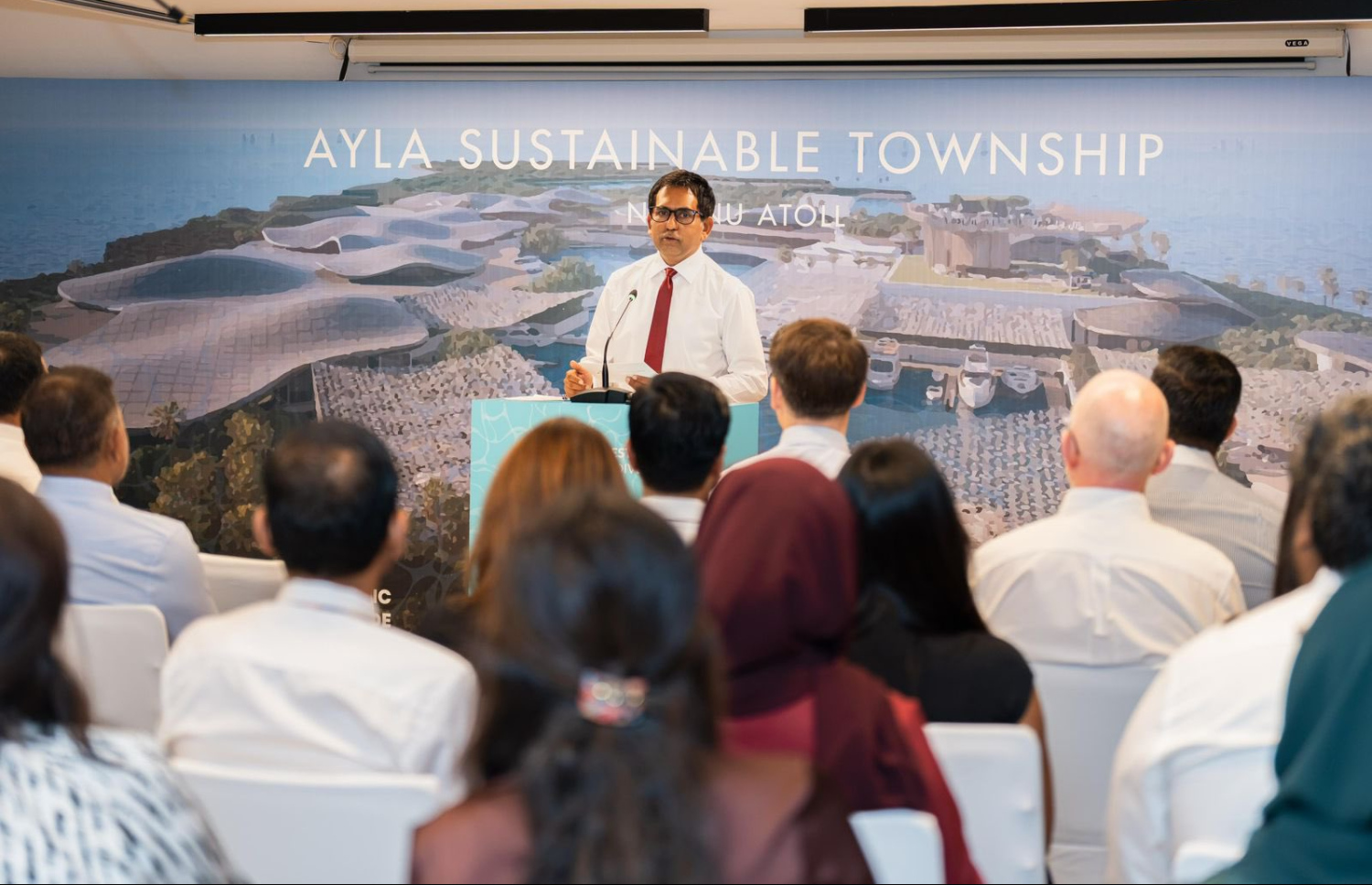 ސަަސްޓެއިނަބުލް ޓައުންޝިޕް ގާއިމްކުރުމުގެ އެއްބަސްވުމުގައި ސޮއިކުރުމުގެ ރަސްމިއްޔާތުގައި އިކޮނޮމިކް މިނިސްޓަރު މުހައްމަދު ސައީދު ވާހަކަދައްކަވަނީ. . ފޮޓޯ: އިކޮނޮމިކް މިނިސްޓްރީ