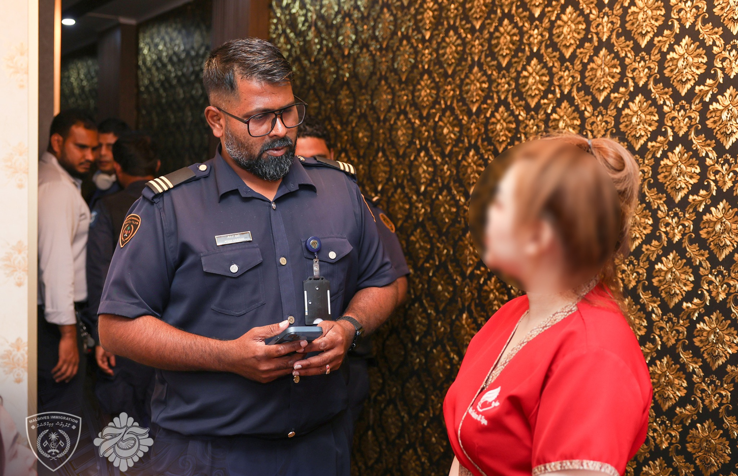 މާލެ އިން އިއްޔެ ފާސްކުރި މަސާޖުޕާލާއެއްގައި މަސައްކަތްކުރާ ބިދޭސީއަކާ އިމިގްރޭޝަންގެ މުވައްޒަފަކު ސުވާލު ކުރަނީ.---ފޮޓޯ: އިމިގްރޭޝަން