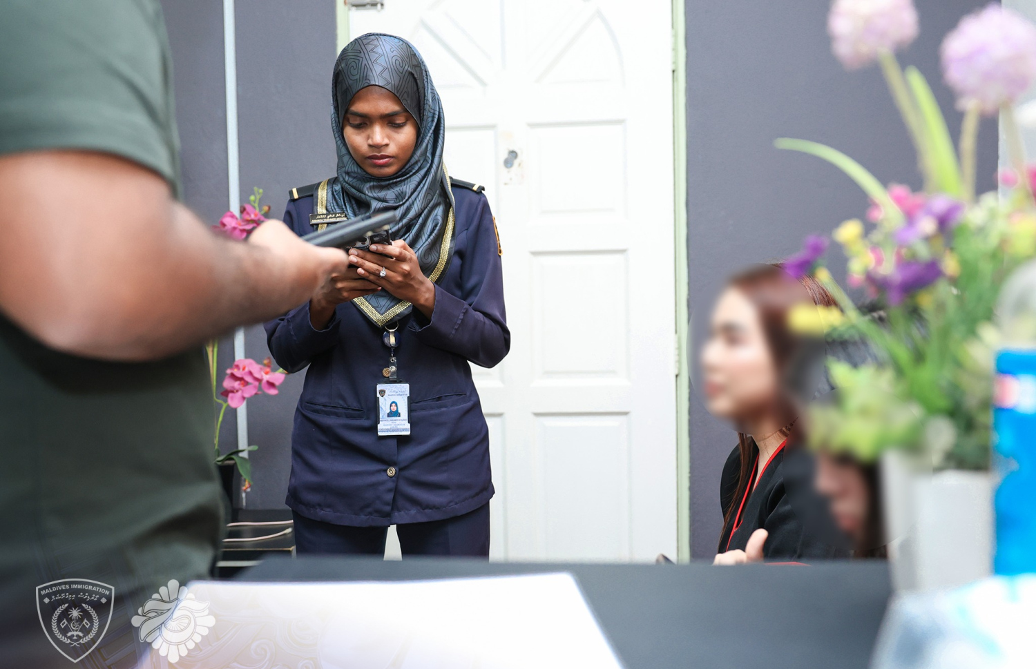 މާލެ އިން އިއްޔެ ފާސްކުރި މަސާޖުޕާލާއެއްގައި މަސައްކަތްކުރާ ބިދޭސީއަކާ އިމިގްރޭޝަންގެ މުވައްޒަފަކު ސުވާލު ކުރަނީ.---ފޮޓޯ: އިމިގްރޭޝަން