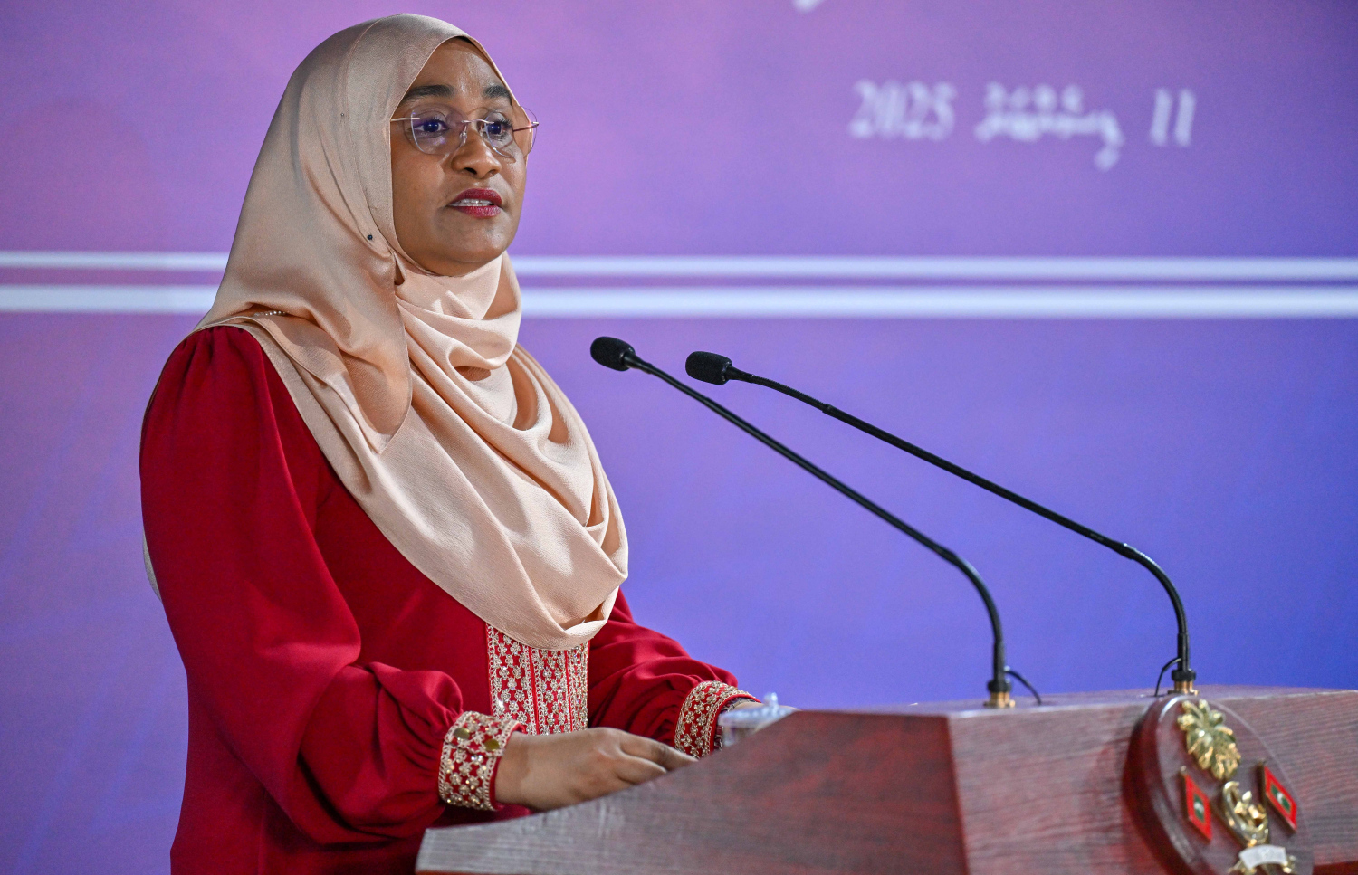 ނުކުޅެދުންތެރިކަން ހުންނަ އިތުރު 30 މީހަކަށް ސްޓެލްކޯ އިން ވަޒީފާ ހަމަޖެއްސިކަމުގެ ލިޔުން ހަވާލު ކުރުމަށް ބޭއްވި ރަސްމިއްޔާތުގެ ޝަރަފުވެރި މެހުމާން ފަސްޓް ލޭޑީ ސާޖިދާ އެ ރަސްމިއްޔާތުގައި ވާހަކަފުޅު ދައްކަވަނީ.---ފޮޓޯ: ރައީސް އޮފީސް