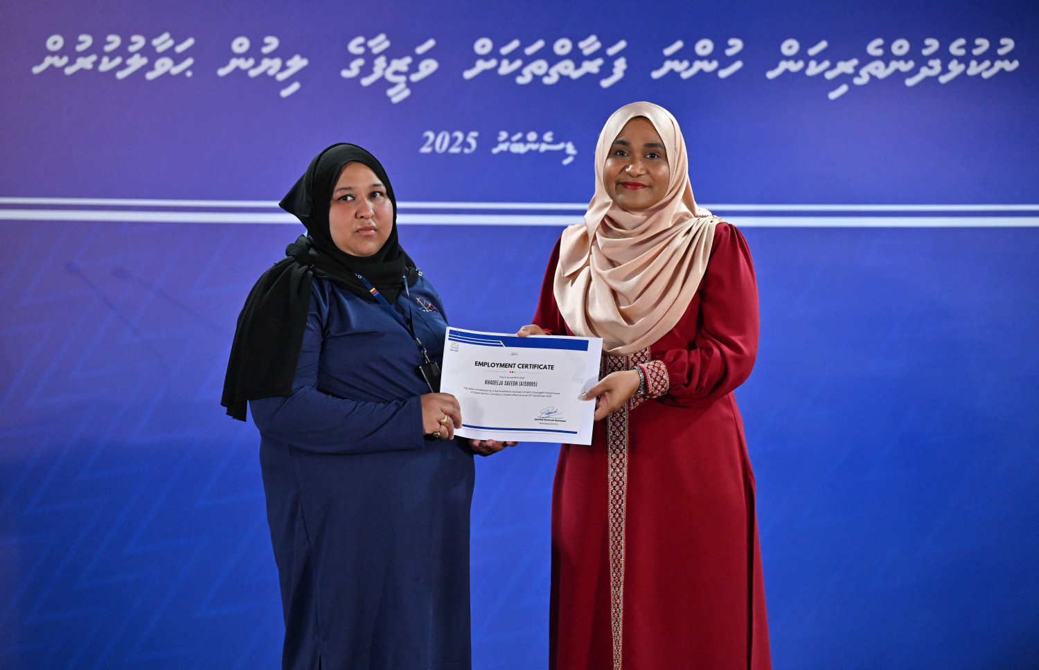 ނުކުޅެދުންތެރިކަން ހުންނަ މީހަކަށް ސްޓެލްކޯގެ ވަޒީފާ ލިބުނުކަަމުގެ ލިޔުން ފަސްޓް ލޭޑީ ސާޖިދާ މިއަދު ހަވާލު ކޮށްދެއްވަނީ.---ފޮޓޯ: ރައީސް އޮފީސް