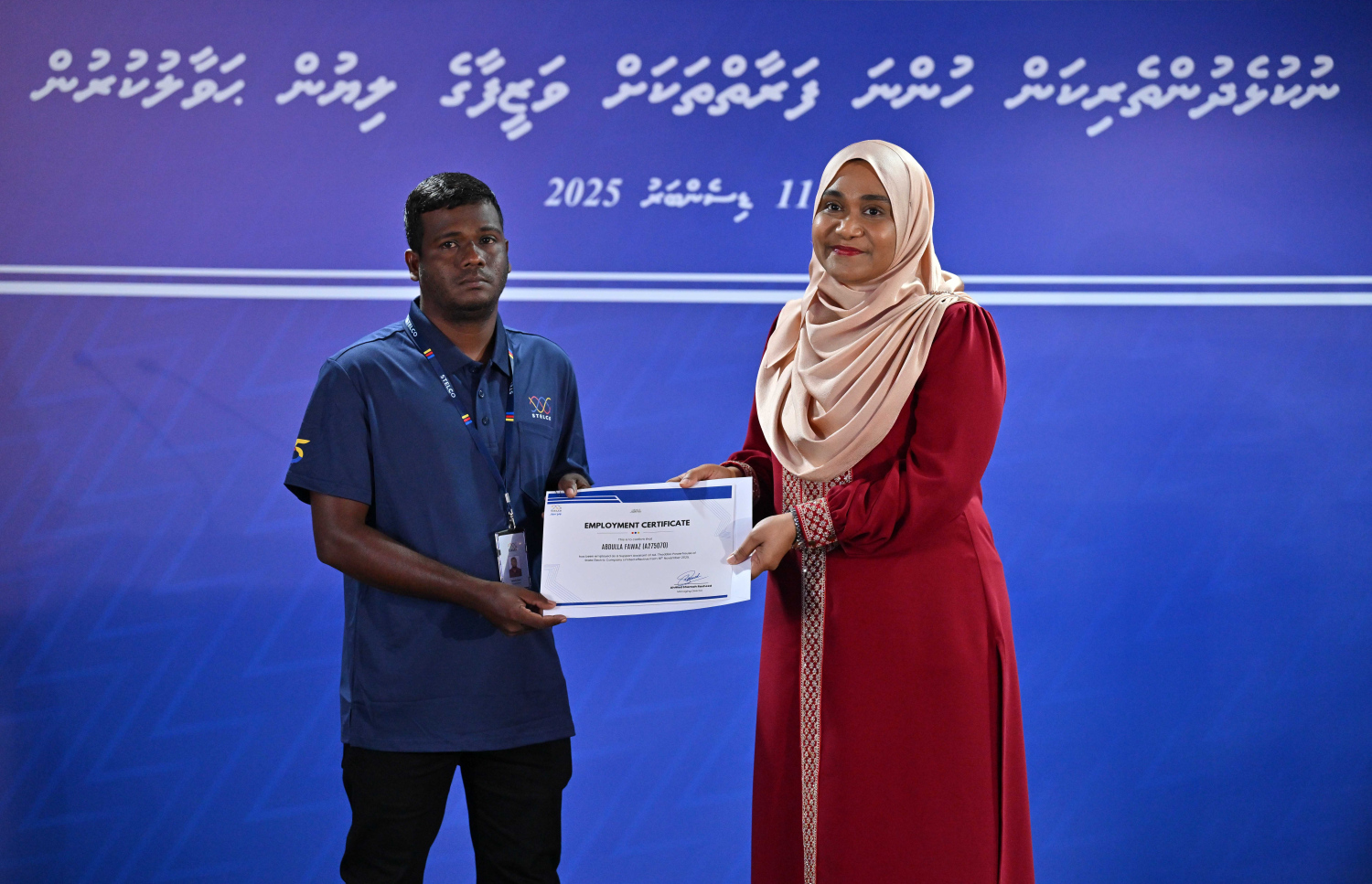 ނުކުޅެދުންތެރިކަން ހުންނަ މީހަކަށް ސްޓެލްކޯގެ ވަޒީފާ ލިބުނުކަަމުގެ ލިޔުން ފަސްޓް ލޭޑީ ސާޖިދާ މިއަދު ހަވާލު ކޮށްދެއްވަނީ.---ފޮޓޯ: ރައީސް އޮފީސް