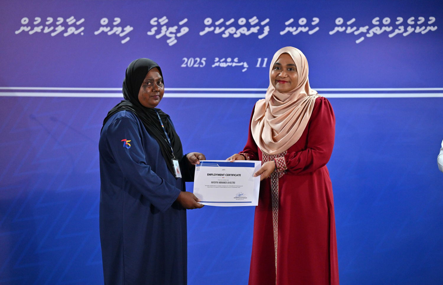 ނުކުޅެދުންތެރިކަން ހުންނަ މީހަކަށް ސްޓެލްކޯގެ ވަޒީފާ ލިބުނުކަަމުގެ ލިޔުން ފަސްޓް ލޭޑީ ސާޖިދާ މިއަދު ހަވާލު ކޮށްދެއްވަނީ.---ފޮޓޯ: ރައީސް އޮފީސް