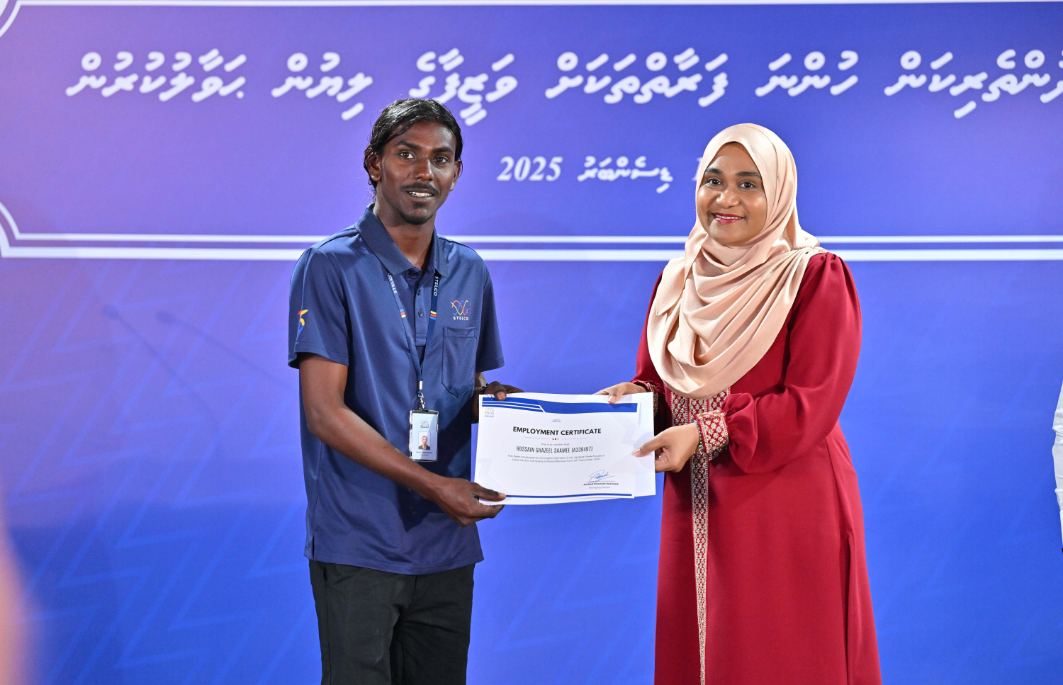 ނުކުޅެދުންތެރިކަން ހުންނަ މީހަކަށް ސްޓެލްކޯގެ ވަޒީފާ ލިބުނުކަަމުގެ ލިޔުން ފަސްޓް ލޭޑީ ސާޖިދާ މިއަދު ހަވާލު ކޮށްދެއްވަނީ.---ފޮޓޯ: ރައީސް އޮފީސް