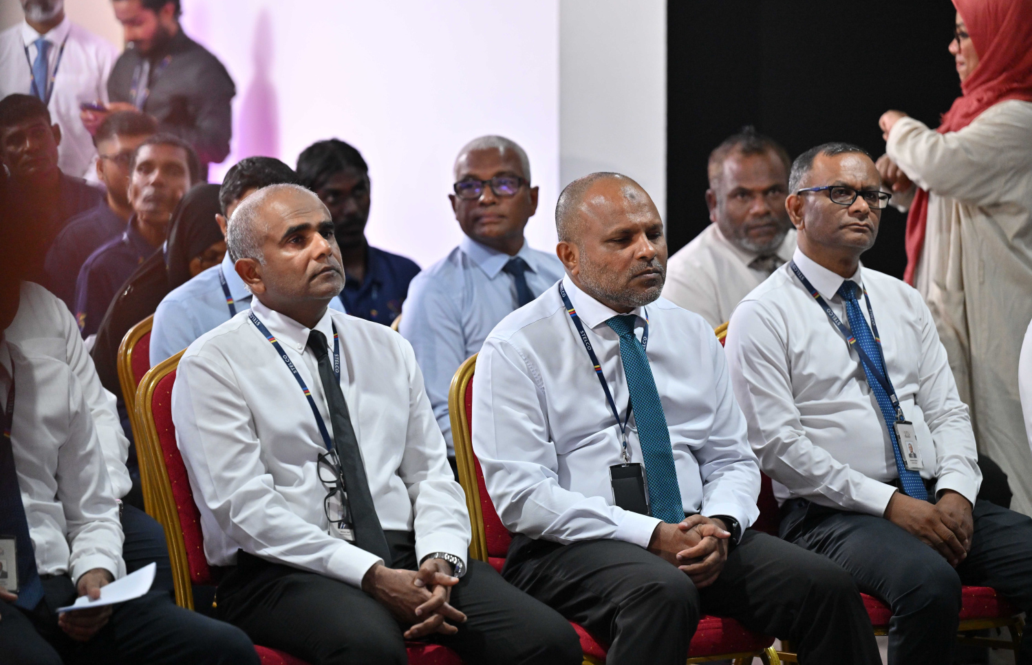 ނުކުޅެދުންތެރިކަން ހުންނަ އިތުރު 30 މީހަކަށް ސްޓެލްކޯ އިން ވަޒީފާ ހަމަޖެއްސިކަމުގެ ލިޔުން ހަވާލު ކުރުމަށް ބޭއްވި ރަސްމިއްޔާތުގައި ބައިވެރިވެވަޑައިގެންނެވި އެ ކުންފުނީގެ ބައެއް ވެރިން.---ފޮޓޯ: ރައީސް އޮފީސް