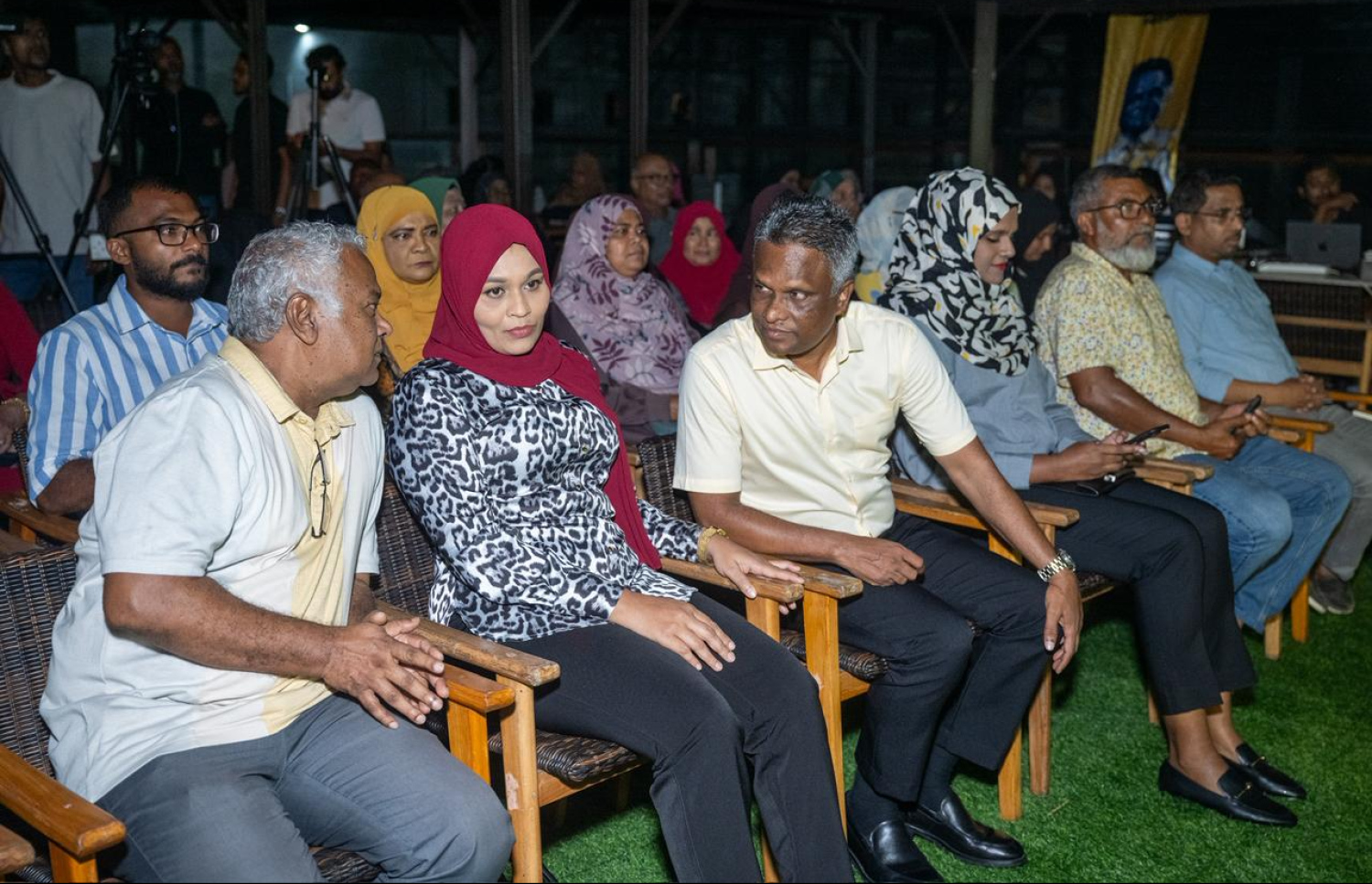 އާދަމް އާޒިމް ރޭ ހުޅުމާލޭގައި ބޭއްވި ކެމްޕެއިން ޖަލްސާގައި ބައެއް ސަޕޯޓަރުންނާ އެކު.---ފޮޓޯ: ނިޝާން އަލީ| މިހާރު