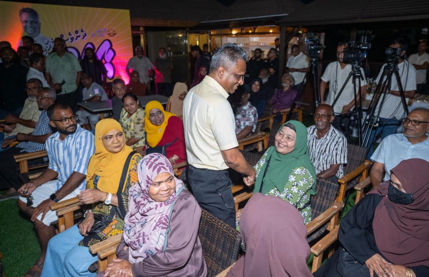 އާދަމް އާޒިމް ރޭ ހުޅުމާލޭގައި ބޭއްވި ކެމްޕެއިން ޖަލްސާގައި ބައެއް ސަޕޯޓަރުންނާ ސަލާން ކުރައްވަނީ.---ފޮޓޯ: ނިޝާން އަލީ| މިހާރު