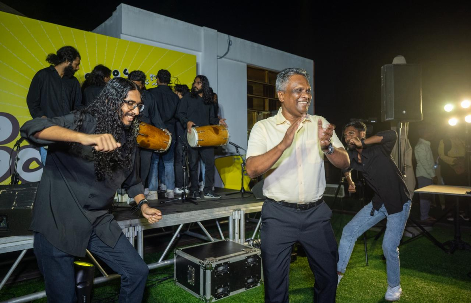 އާދަމް އާޒިމް ރޭ ހުޅުމާލޭގައި ބޭއްވި ކެމްޕެއިން ޖަލްސާގައި ބައެއް ސަޕޯޓަރުންނާ އެކު.---ފޮޓޯ: ނިޝާން އަލީ| މިހާރު