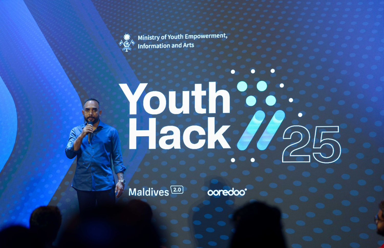 މި އަހަރުގެ ހެކަތޯން ފެށުމުގެ ގޮތުން ޔޫތު މިނިސްޓަރު އަސްވާޑް ވާހަކަ ދައްކަވަނީ.---ފޮޓޯ: ޔޫތު މިނިސްޓްރީ