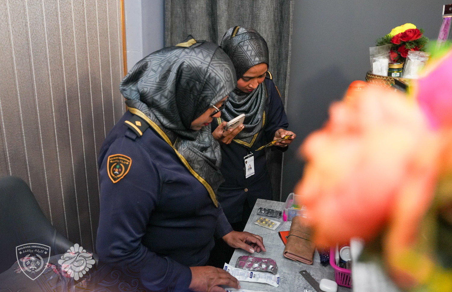 އިމިގްރޭޝަންގެ މުވައްޒަފުން ރޭ މަސާޖު ޕާލާއެއް ފާސްކުރަނީ.---ފޮޓޯ: އިމިގްރޭޝަން