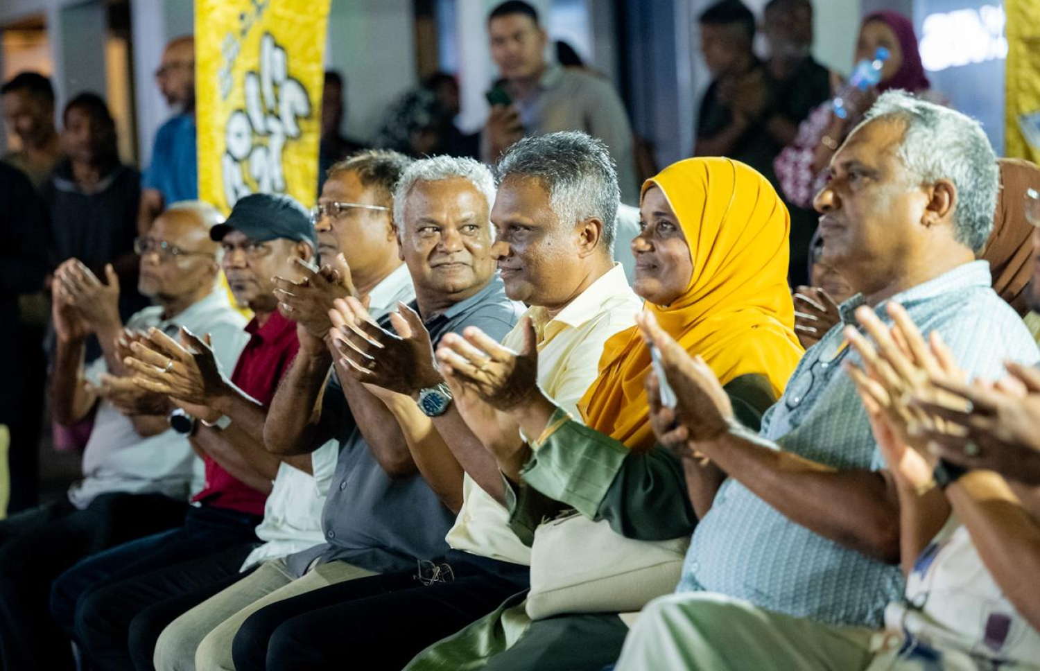 ވިލިމާލޭގައި މިރޭ ބޭއްވި އާދަމް އާޒިމްގެ ކެމްޕެއިން ޖަލްސާގައި ސަޕޯޓަރުންނާ އެކު.---ފޮޓޯ: ނިޝާން އަލީ| މިހާރު
