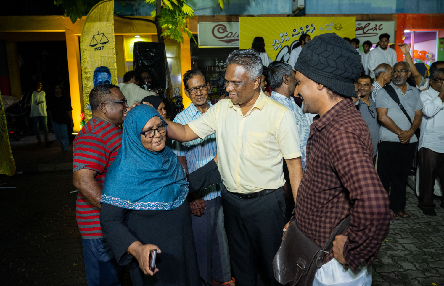 ވިލިމާލޭގައި ރޭ ބޭއްވި ކެމްޕެއިން ޖަލްސާގައި އާދަމް އާޒިމް ބައެއް ސަޕޯޓަރުންނާ އެކު.---ފޮޓޯ: ނިޝާން އަލީ| މިހާރު