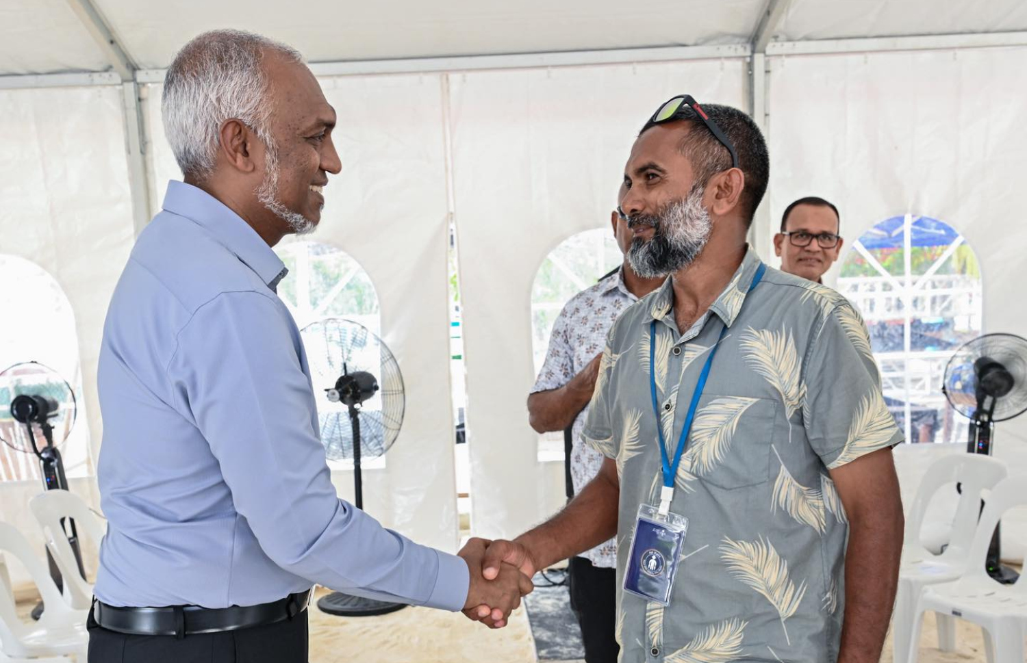 ދުވާފަރުގައި މިއަދު މަސްވެރިންނާ އެކު ބޭއްވެވި ބައްދަލުވުމަށް ފަހު، ރައީސް މުއިއްޒު މަސްވެރިއެއްގެ ވާހަކަ އަޑުއްސަވަނީ.---ފޮޓޯ: ރައީސް އޮފީސް