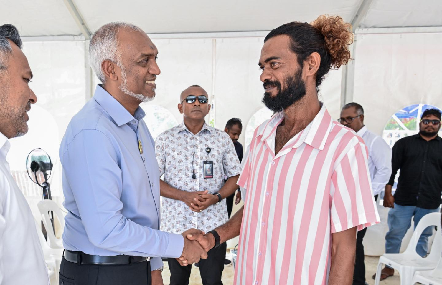 ދުވާފަރުގައި މިއަދު މަސްވެރިންނާ އެކު ބޭއްވެވި ބައްދަލުވުމަށް ފަހު، ރައީސް މުއިއްޒު މަސްވެރިއެއްގެ ވާހަކަ އަޑުއްސަވަނީ.---ފޮޓޯ: ރައީސް އޮފީސް