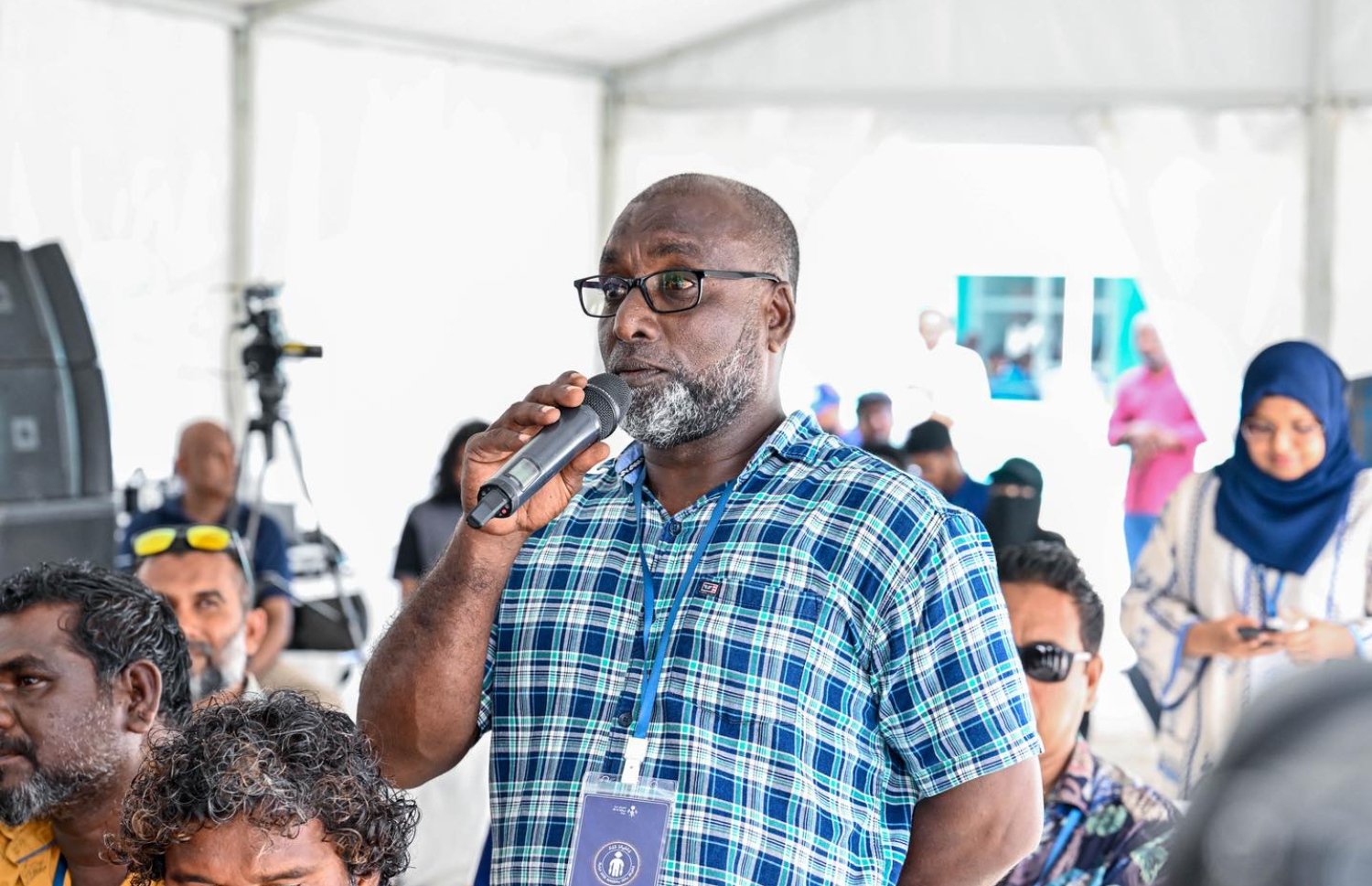 ރައީސް މުއިއްޒު ދުވާފަރުގައި މިއަދު މަސްވެރިންނާ އެކު ބޭއްވެވި ބައްދަލުވުމުގައި މަސްވެރިއެއްގެ ކަންބޮޑުން ފާޅުކުރަނީ.---ފޮޓޯ: ރައީސް އޮފީސް