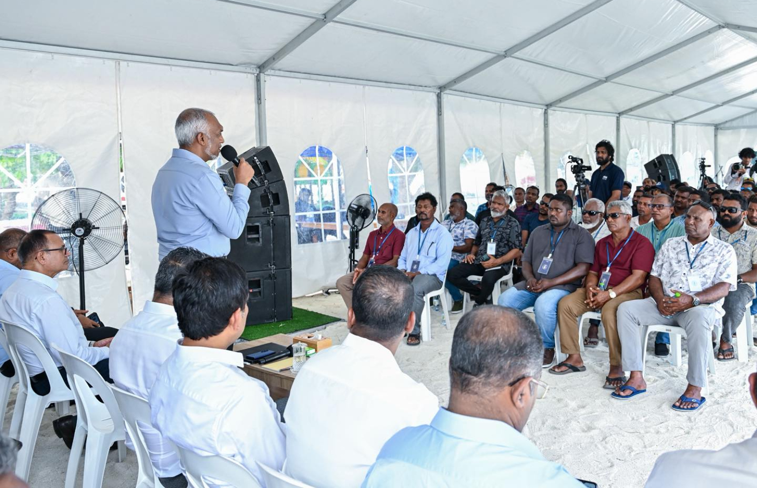 ދުވާފަރުގައި މިއަދު މަސްވެރިންނާ އެކު ބޭއްވެވި ބައްދަލުވުމުގައި ރައީސް މުއިއްޒު ވާހަކަފުޅު ދައްކަވަނީ.---ފޮޓޯ: ރައީސް އޮފީސް