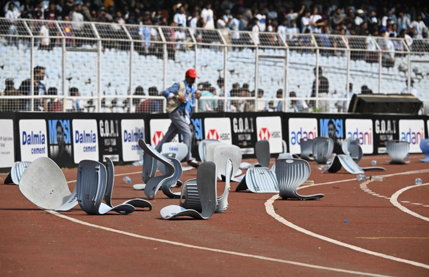 ސަޕޯޓަރުން ދަނޑަށް ގޮނޑިތައް އުކާފައި. -- ފޮޓޯ: އޭއެފްޕީ