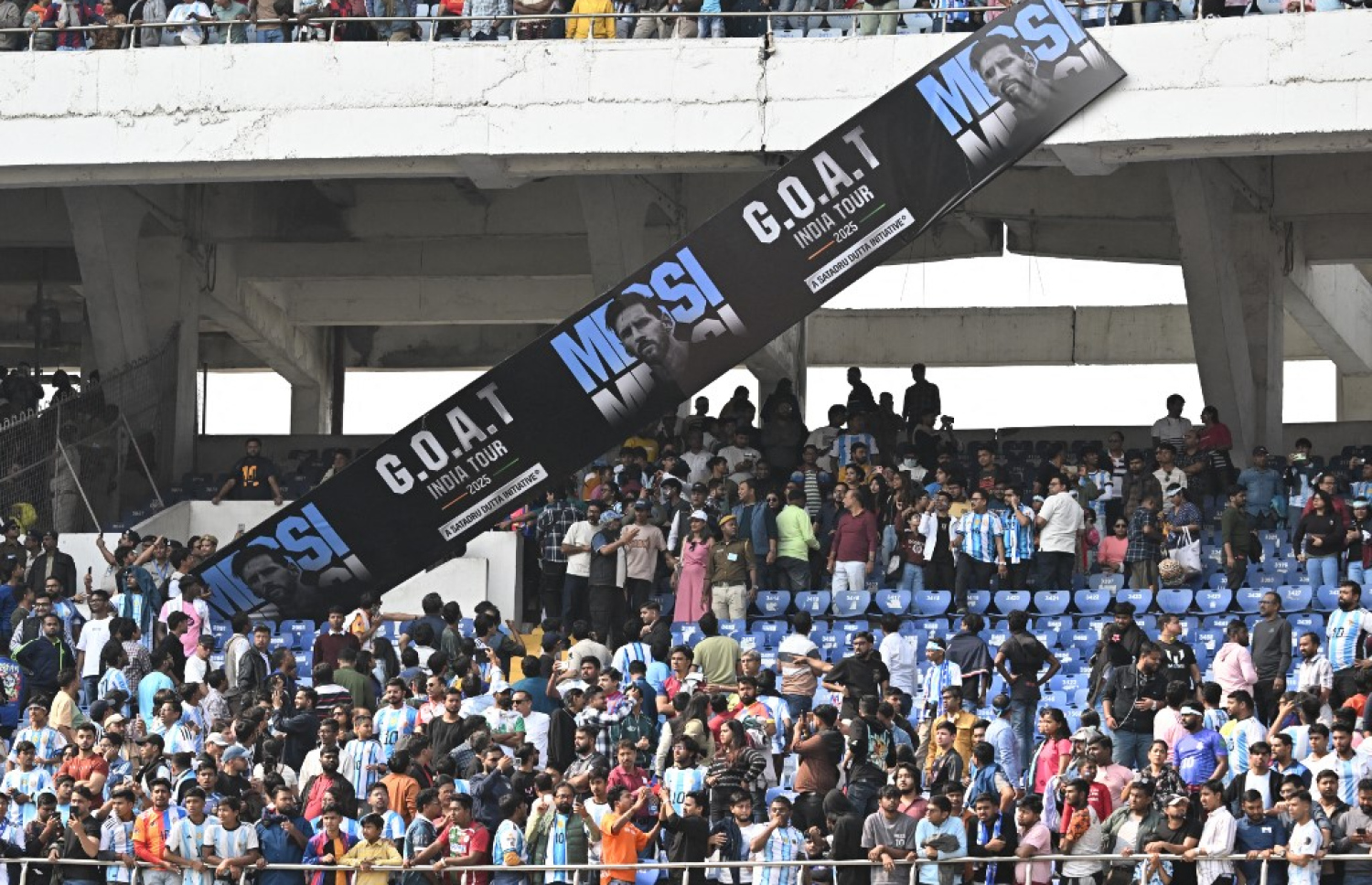 ދަނޑުގައި ބަހައްޓާފައި ހުރި ބެނާއަކަށް ސަޕޯޓަރުން ގެއްލުންދެނީ. -- ފޮޓޯ: އޭއެފްޕީ