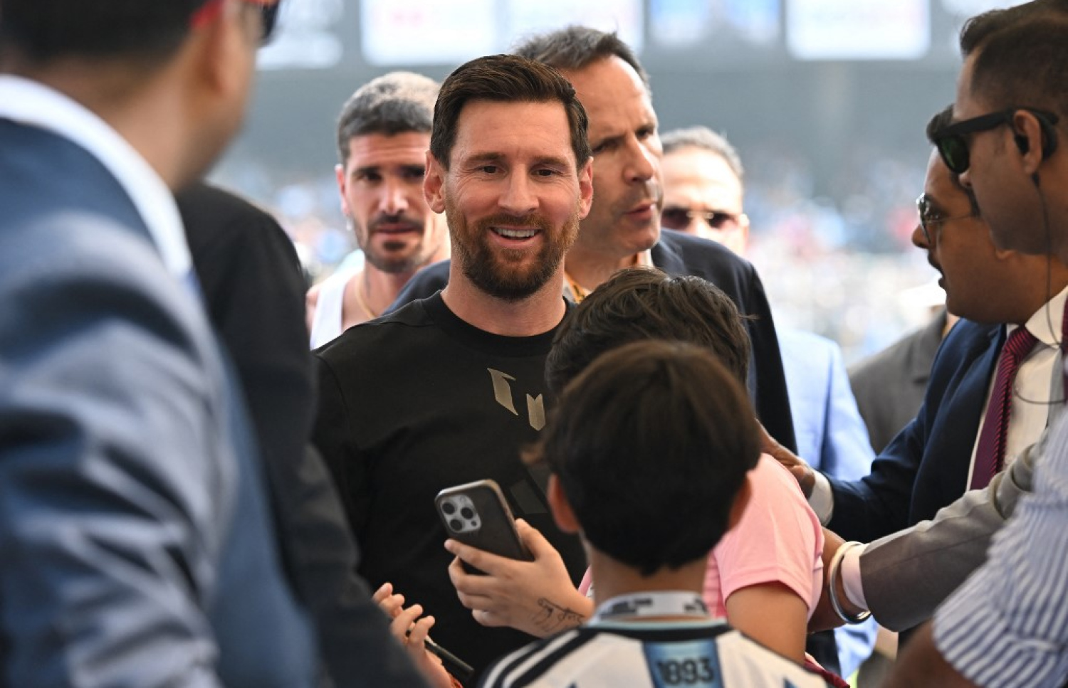 މެސީ ސަޕޯޓަރަކާ އެކު ފޮޓޯ ނަގަނީ. -- ފޮޓޯ: އޭއެފްޕީ