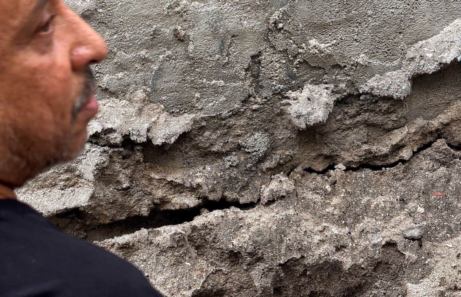 މާލޭގައި ގެއެއް އިމާރާތްކުރަން ކޮންނަނިކޮށް ޖެހިގެން ހުރި ގޭގެ އިމާރާތުގެ ދަށުން ވެލިގަނޑު ކެހިފައި.