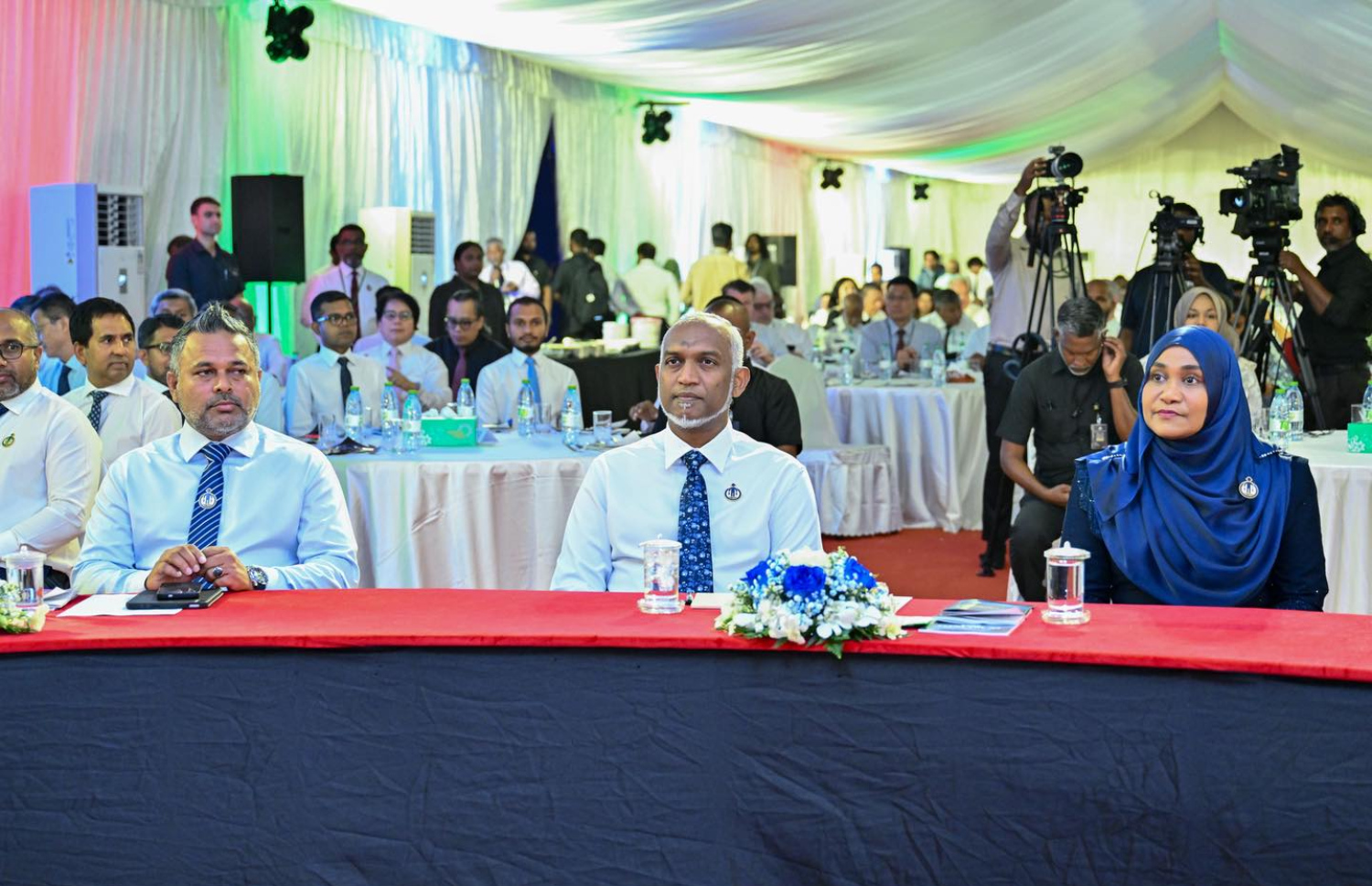 ރ. ދުވާފަރުގައި ރޭ ބޭއްވި މަސްވެރިންގެ ދުވަހުގެ ރަސްމީ ޖަލްސާގައި ރައީސް މުއިއްޒުގެ ދެކަނބަލުންނާއި ފިޝަރީޒް މިނިސްޓަރު ޝިޔާމް ބައިވެރިވެވަޑައިގަންނަވަނީ.-- ފޮޓޯ: ރައީސް އޮފީސް